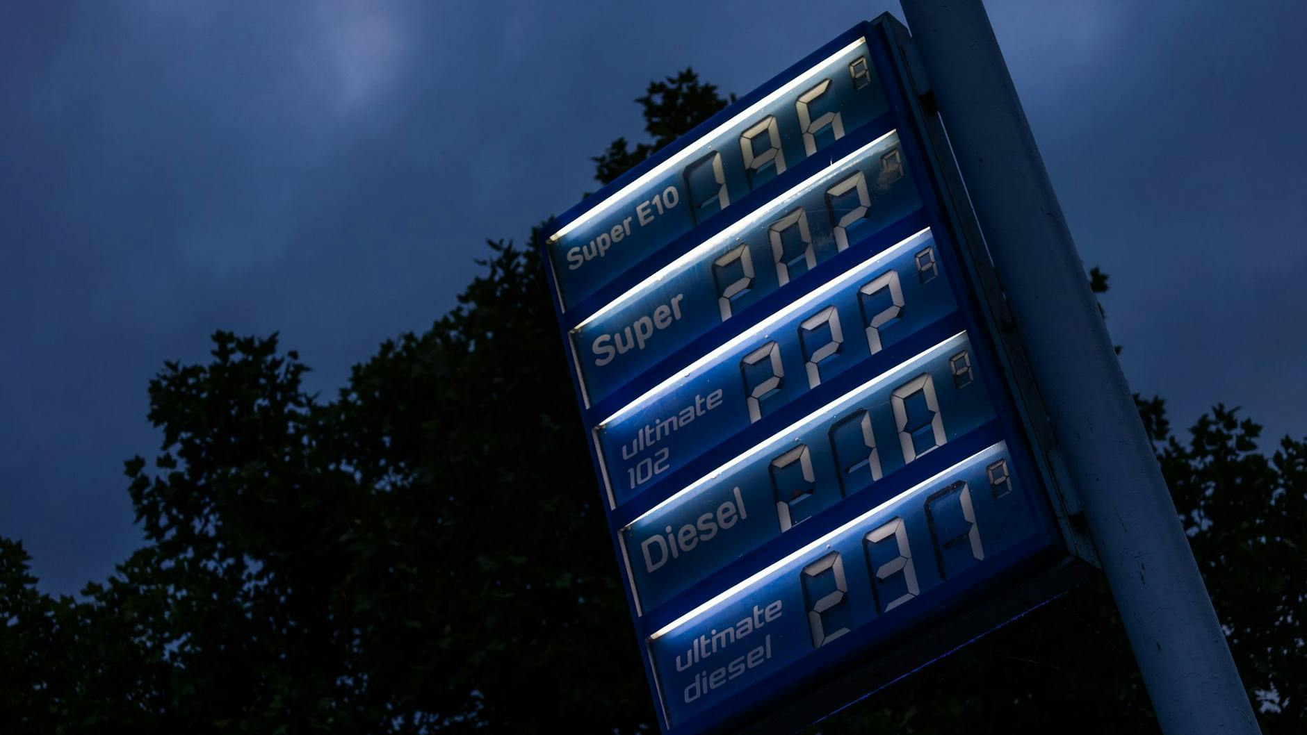 Eigentlich sollte Tanken vom 1. Juni an wieder günstiger werden. Aktuell steigen die Preise an den Tankstellen jedoch wieder.