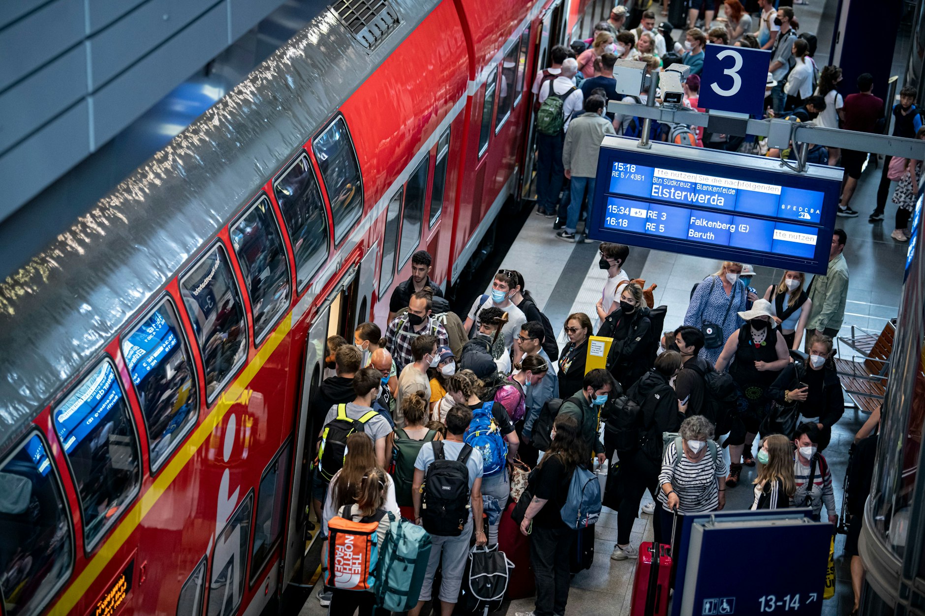 Menschen drängen am Pfingstmontag am Hauptbahnhof in einen Zug der Linie RE5. Mehrere Züge mussten komplett geräumt werden.