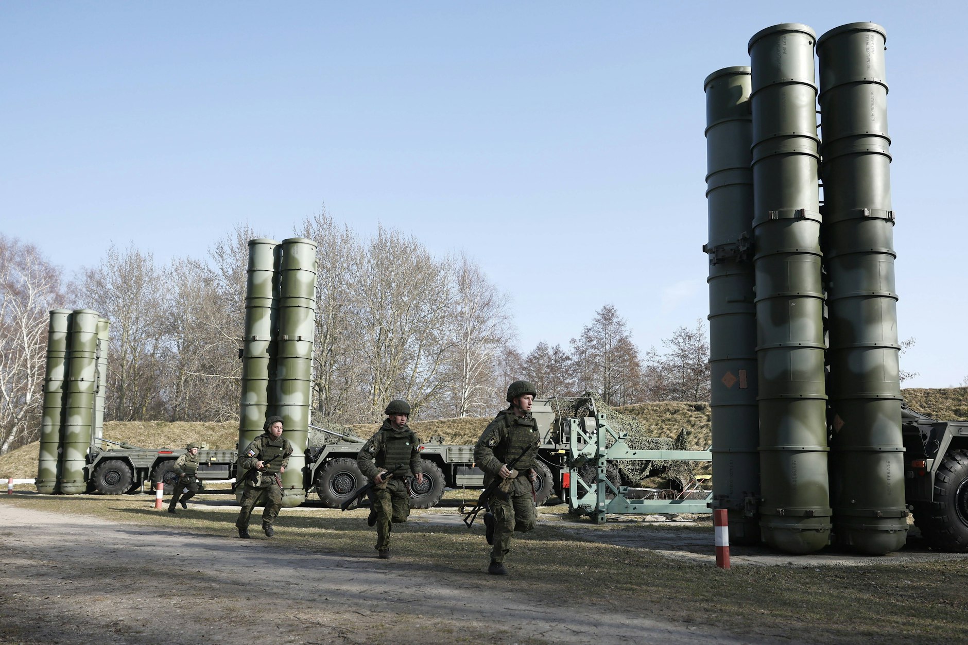 Soldaten nehmen an Übungen der russischen Ostseeflotte mit einem Luftverteidigungs-Raketensystem S-400 Triumf am 25. März 2022 teil.
