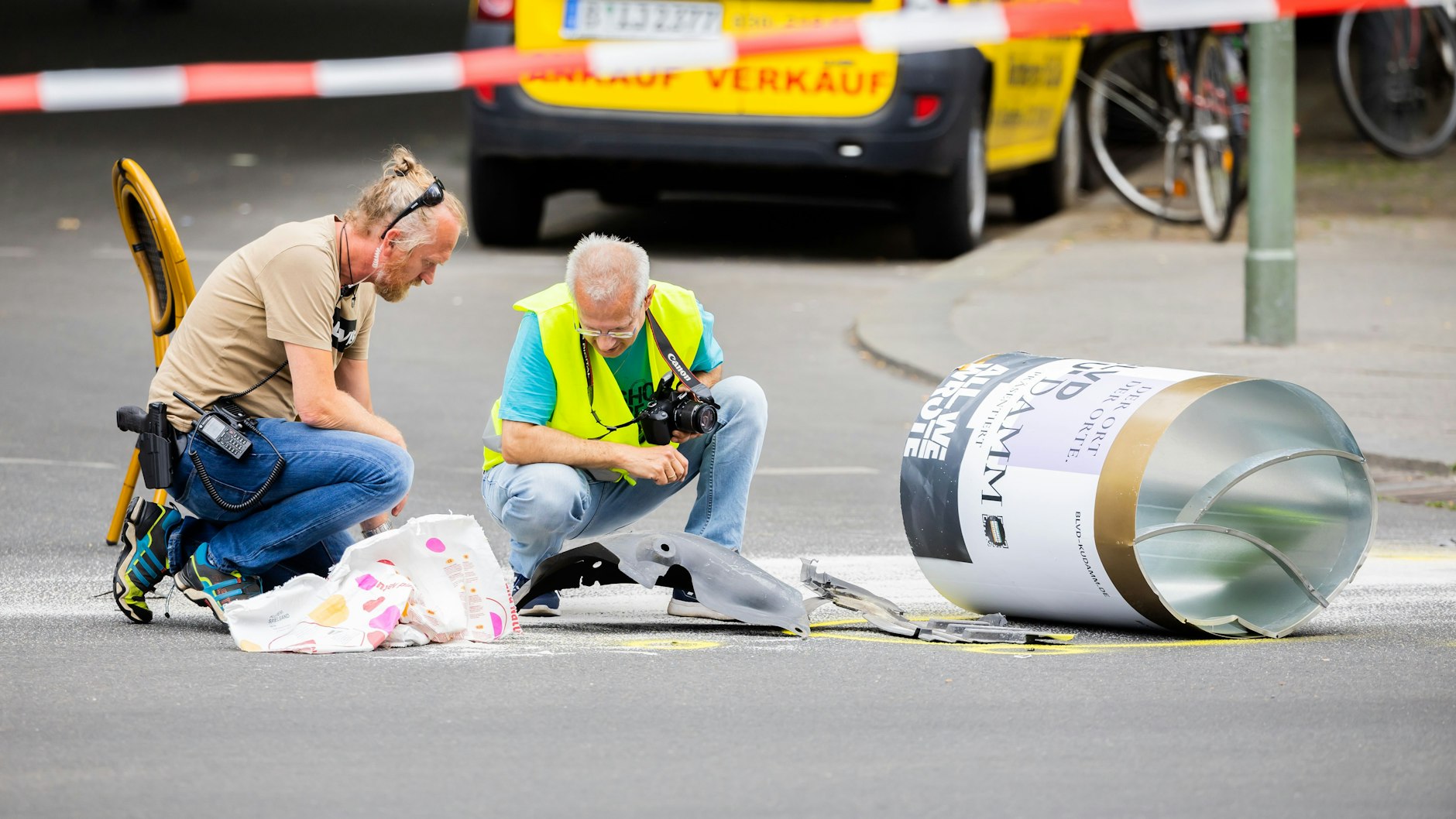 Ermittler sichern Spuren am Tatort.
