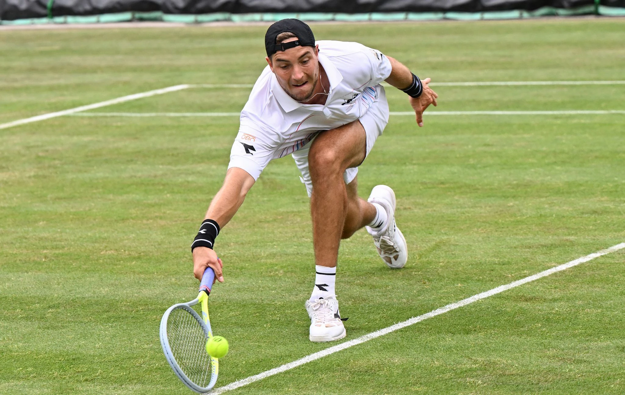 dpatopbilder - Der deutschen Tennisprofi Jan-Lennard Struff erwischt beim ATP-Turnier in Stuttgart gerade so noch den Ball.  