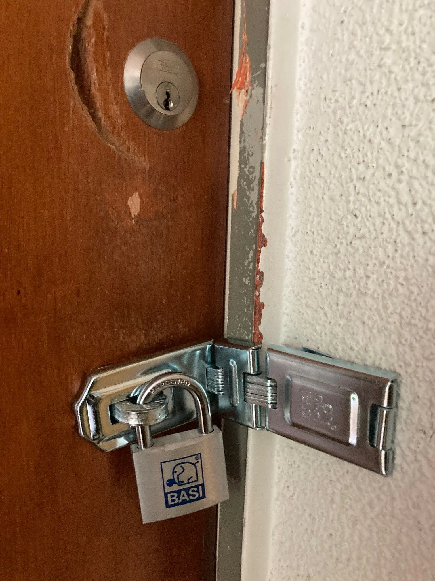Die vom SEK eingerammte Tür wurde inzwischen notdürftig verschlossen.