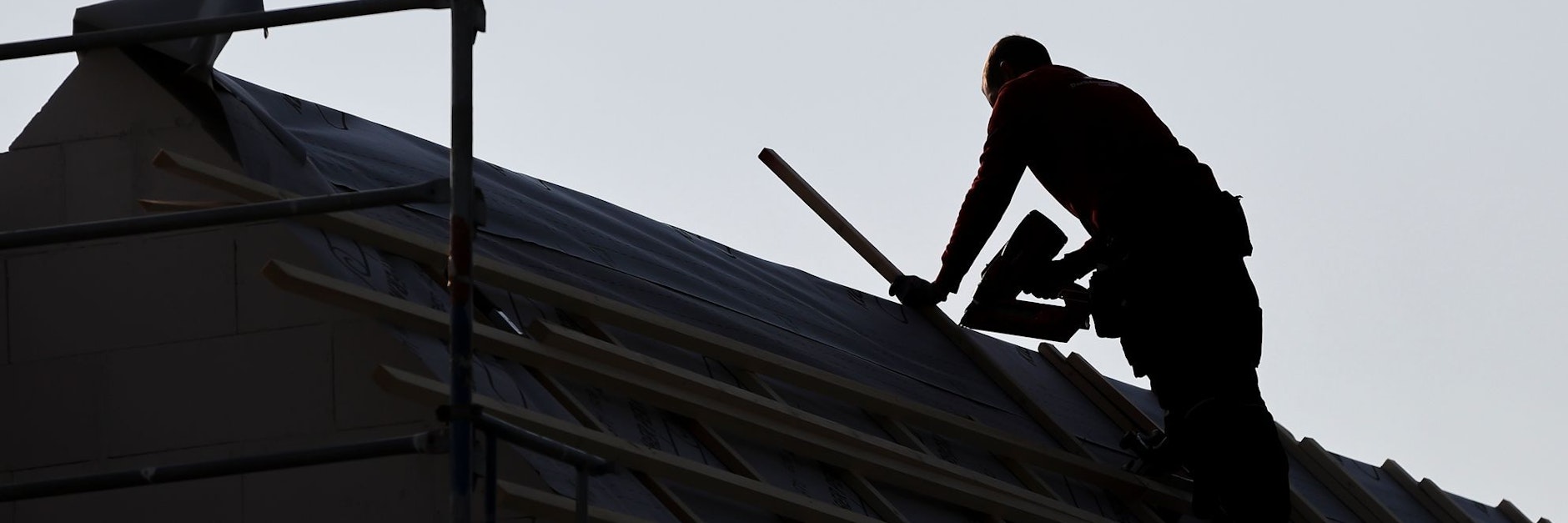 Auch Ziegelsteine, Stahl, Bitumen und Dämmstoffe sind knapp.