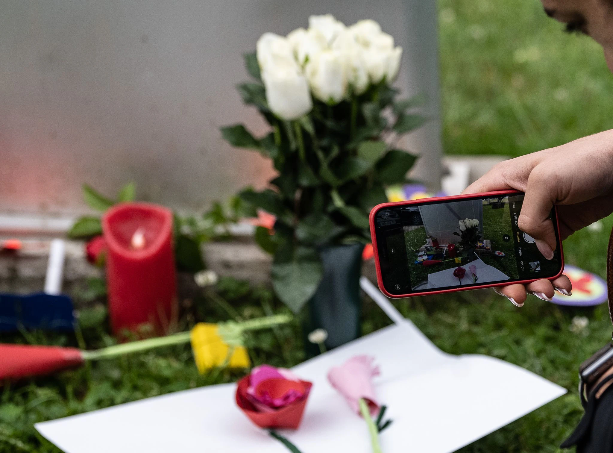 Vor der Kaulbach-Schule im nordhessischen Bad Arolsen wurden Blumen und Kerzen aufgestellt. Bei dem Auto-Vorfall nahe der Berliner Gedächtniskirche sind eine Lehrerin dieser Schule getötet sowie ein Lehrer lebensbedrohlich verletzt worden; sieben Jugendliche kamen schwer verletzt ins Krankenhaus.  