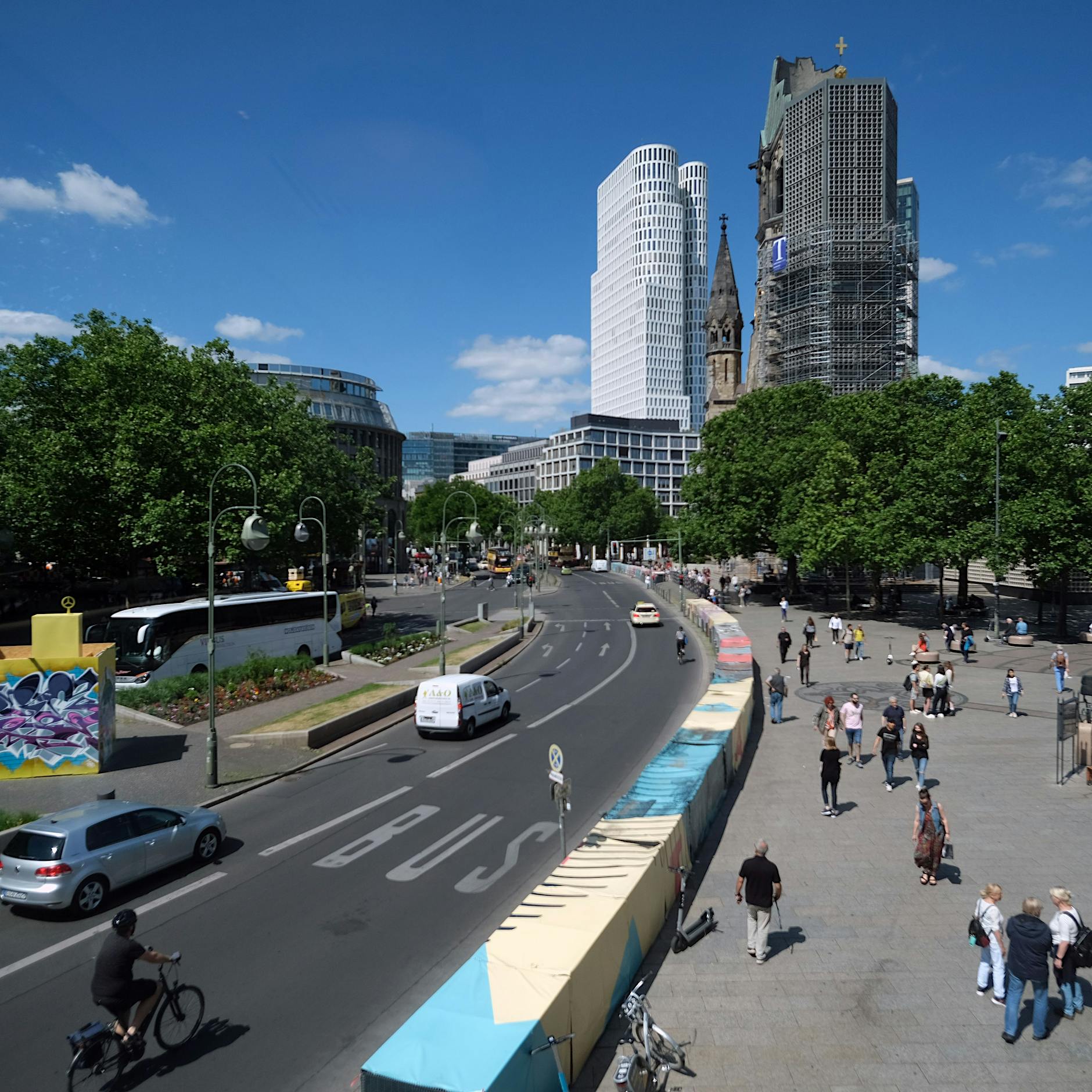 Nach Amokfahrt in Berlin: Bezirk will Straßen am Breitscheidplatz verengen