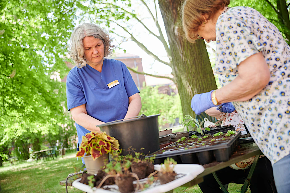 Im „Grünen Behandlungszimmer“ des Evangelischen Krankenhauses Königin Elisabeth Herzberge arbeitet Gartentherapeutin Marlit Bromm (links) mit der Patientin Christel Haas.