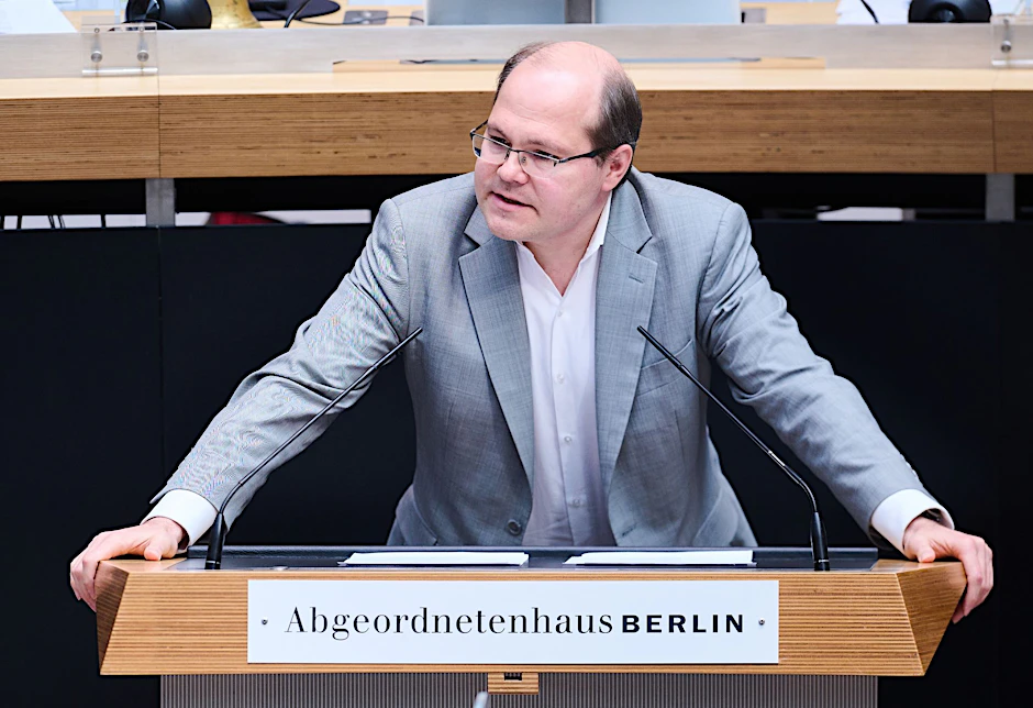 ARCHIV - Björn Matthias Jotzo, Abgeordneter spricht in der Plenarsitzung im Berliner Abgeordnetenhaus.  