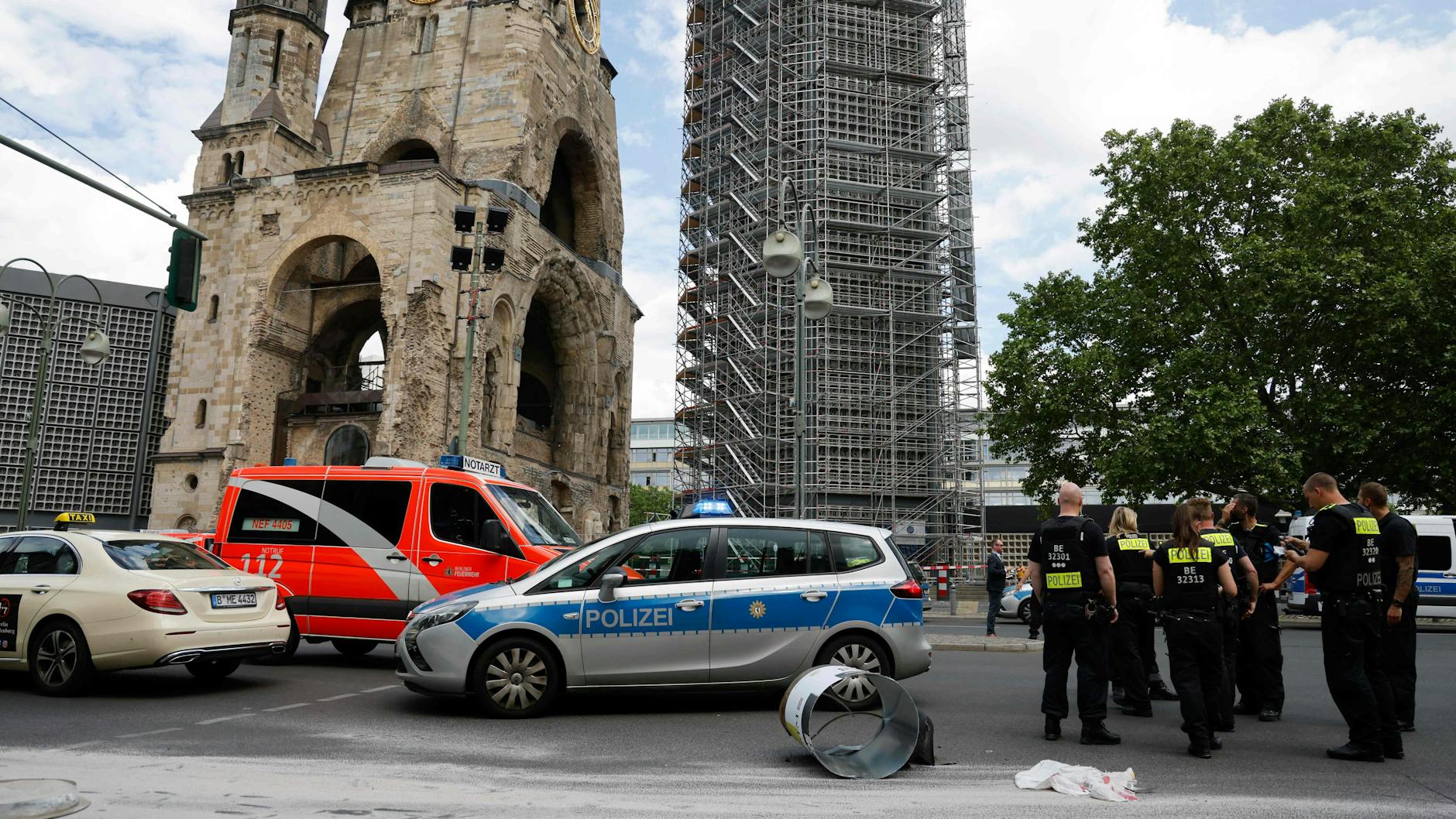 Einsatzkräfte am Tatort.