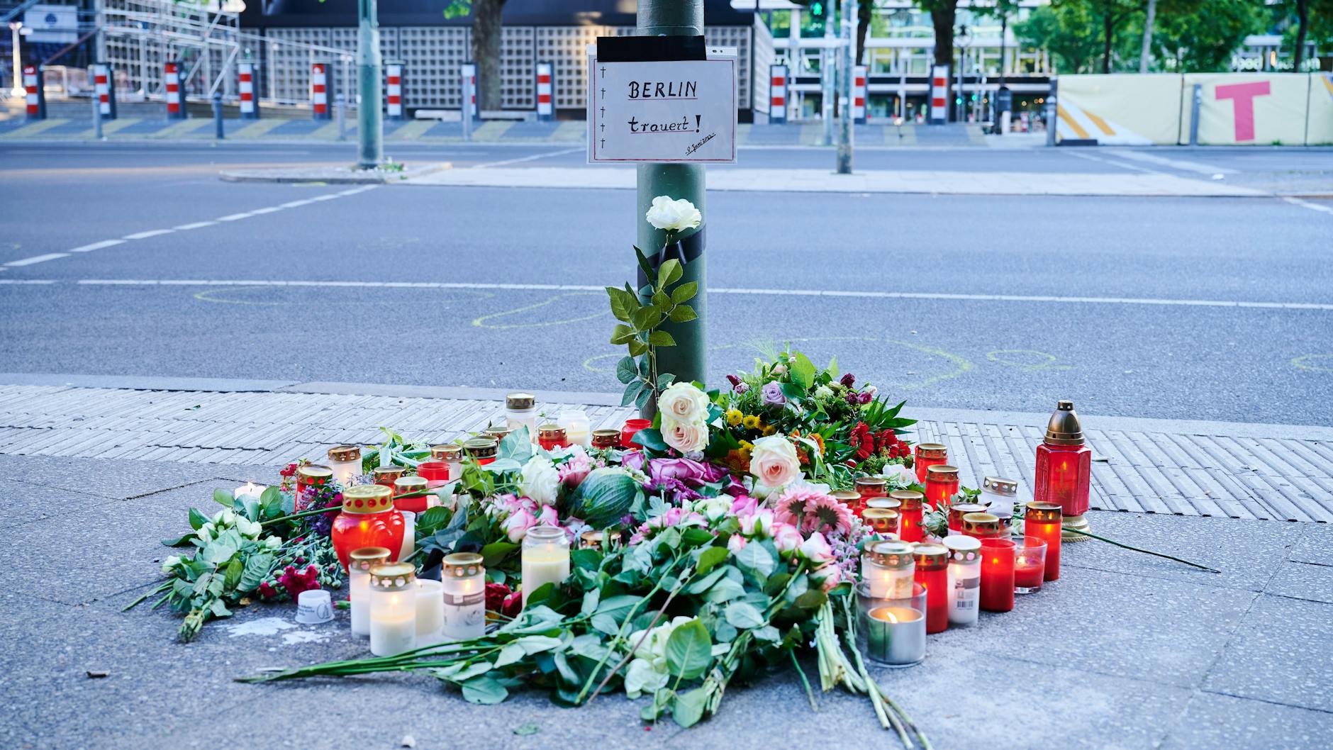 10. Juni 2022: Am Breitscheidplatz haben Passanten Blumen abgelegt und Kerzen aufgestellt, um der Opfer zu gedenken.
