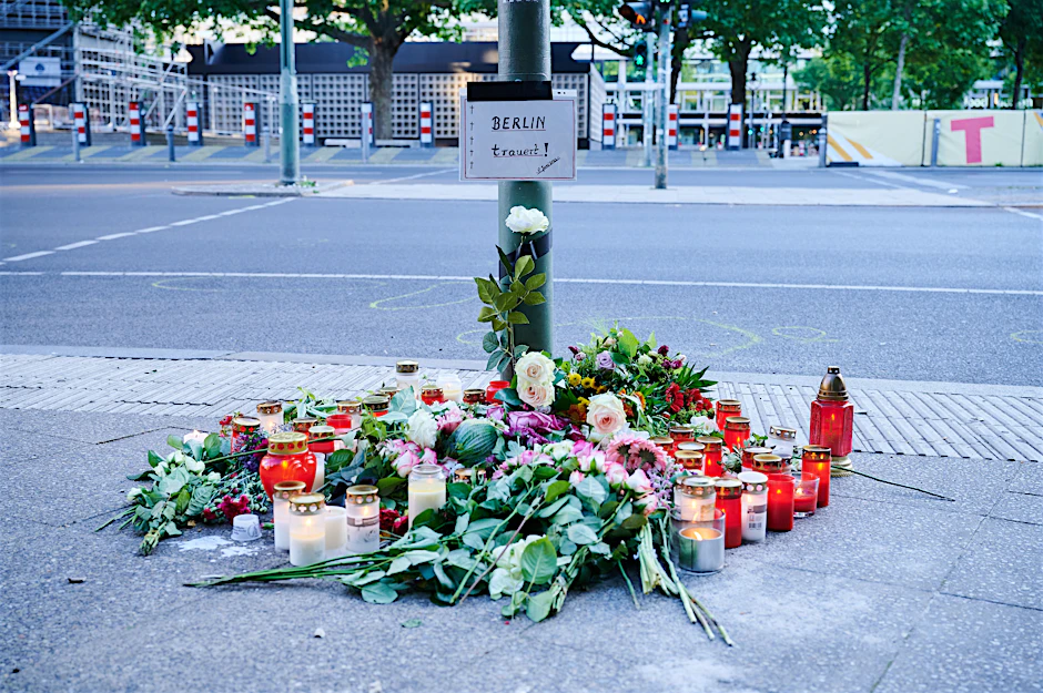 10. Juni 2022: Am Breitscheidplatz haben Passanten Blumen abgelegt und Kerzen aufgestellt, um der Opfer zu gedenken.