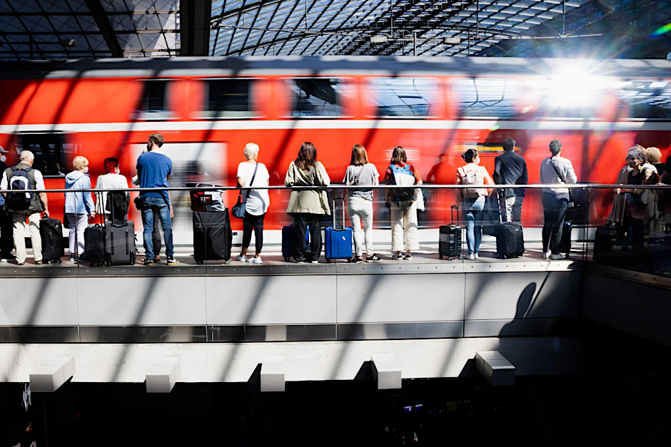 Berlin: Trotz der großen Nachfrage beurteilen viele Menschen das 9-Euro-Ticket positiv.