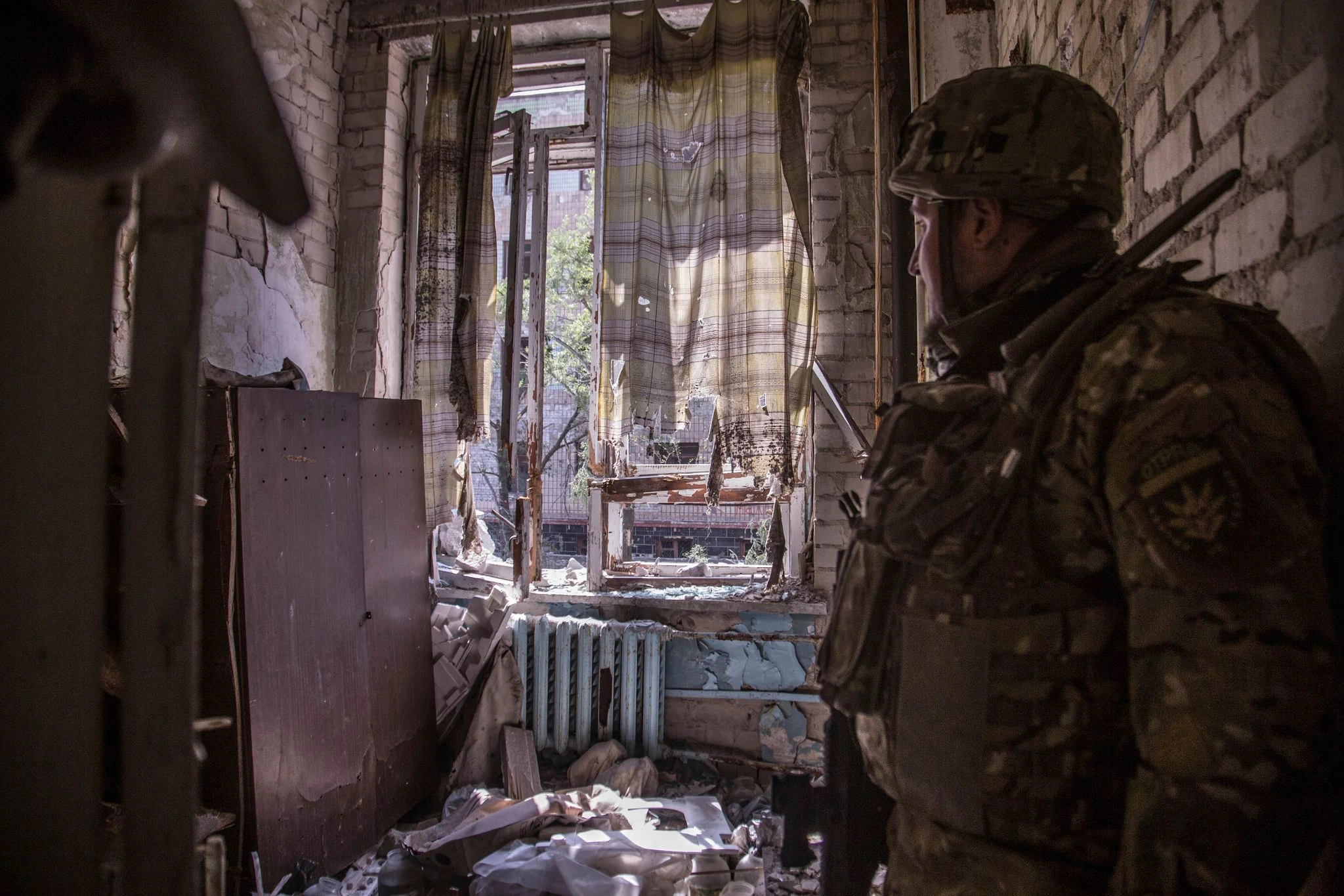 Ein ukrainischer Soldat steht während schwerer Kämpfe an der Front in Sjewjerodonezk in der Region Luhansk in einer zerstörten Wohnung. Die Gefechte in der Ostukraine gehen mit unverminderter Härte weiter.  