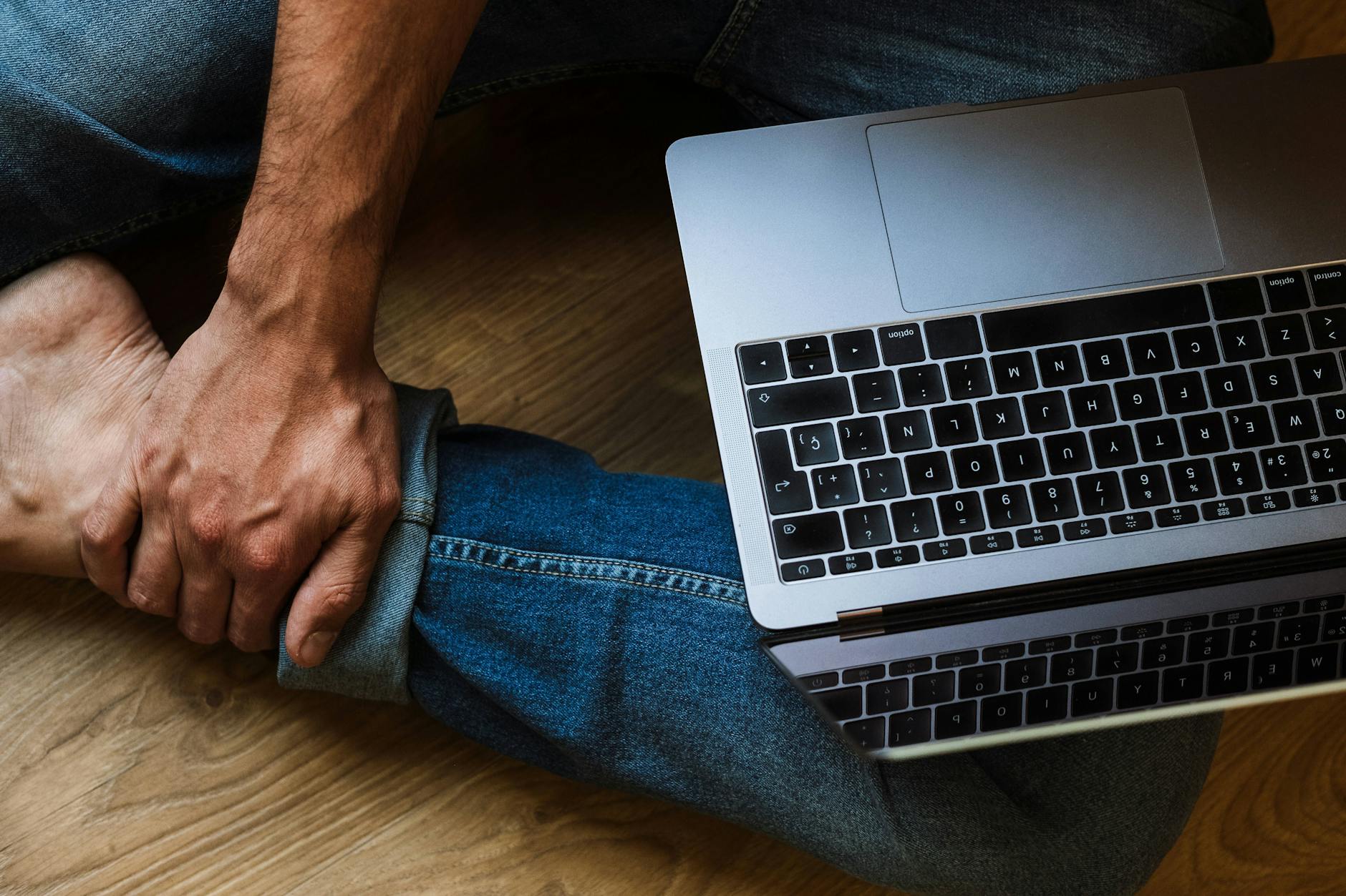 Ein Mann mit einem Laptop