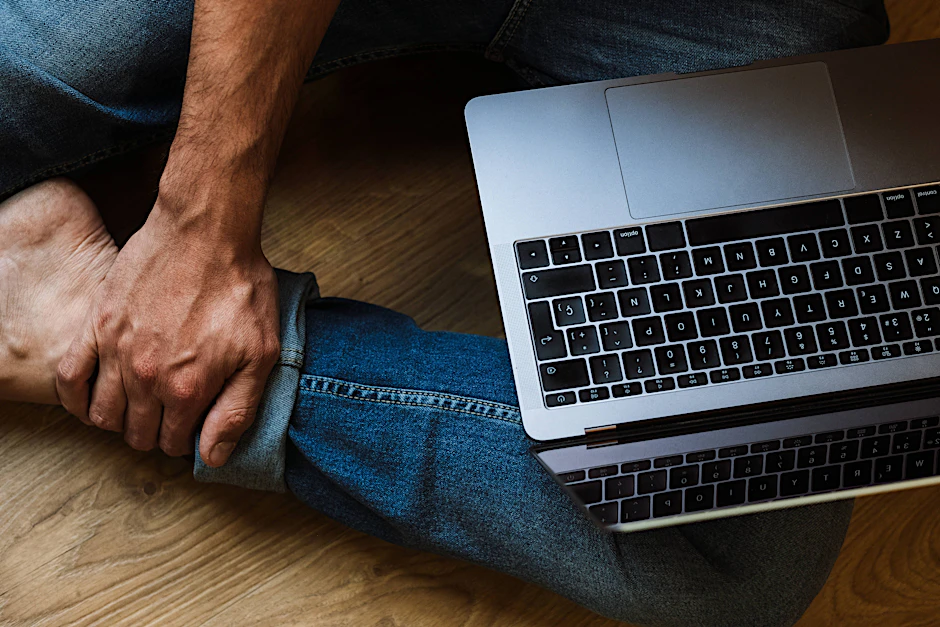 Ein Mann mit einem Laptop