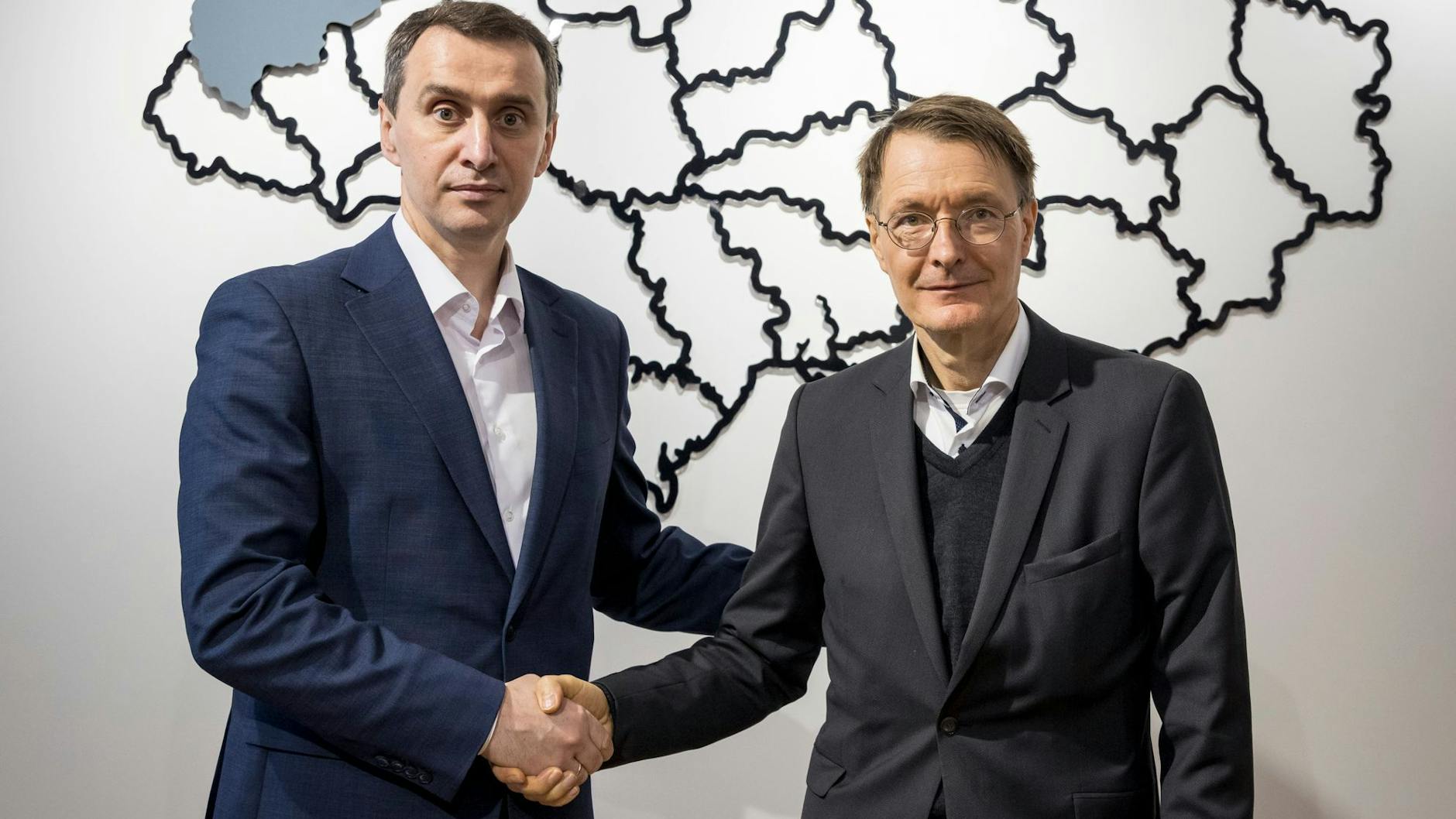 Gesundheitsminister Karl Lauterbach wird von seinem ukrainischen Amtskollegen Viktor Ljaschko (l) empfangen.