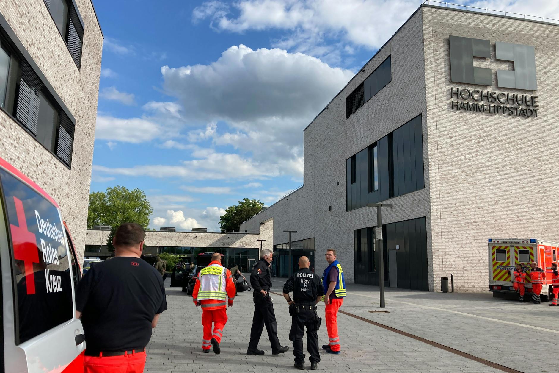 Hamm: Einsatzkräfte der Polizei sind auf dem Gelände der Hochschule Hamm-Lippstadt.