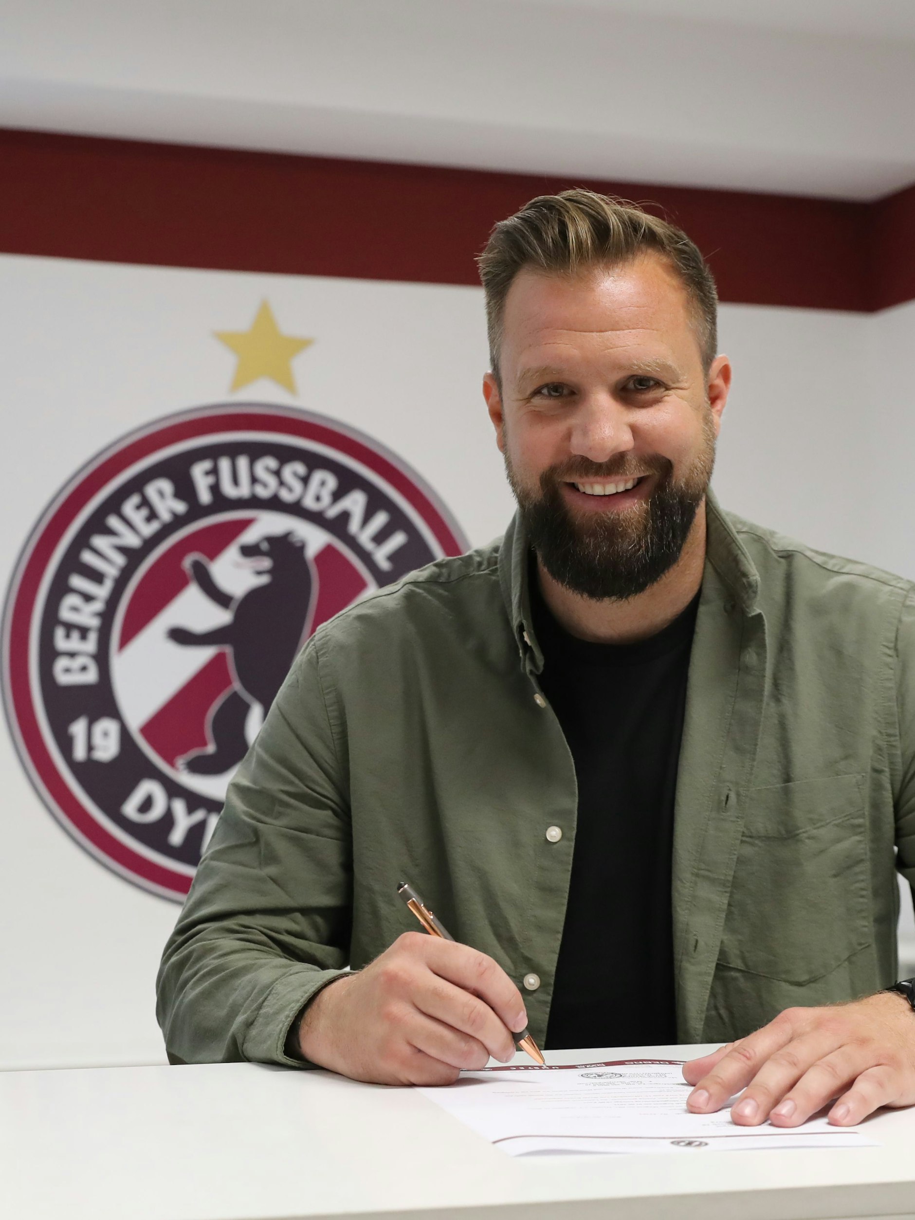 Heiner Backhaus unterschreibt seinen Vertrag als Cheftrainer beim BFC Dynamo.