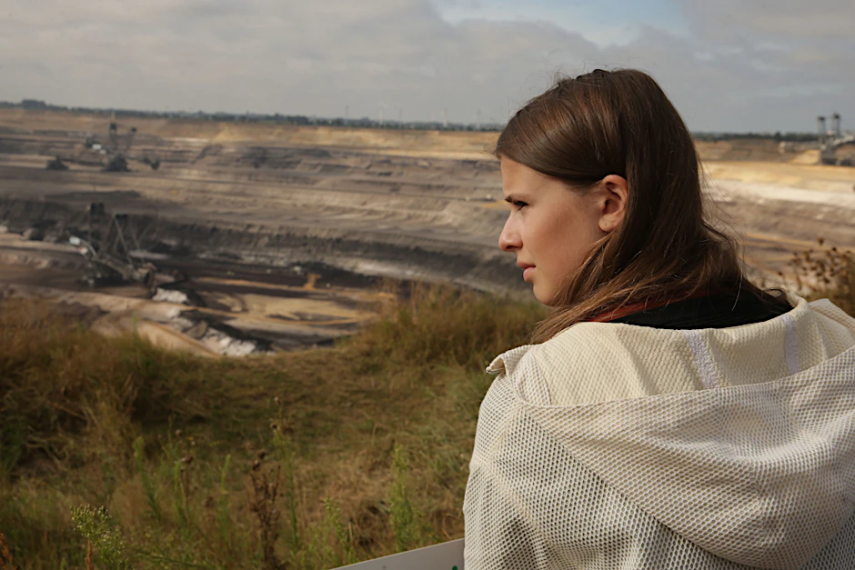 Die Umweltaktivistin Luisa Neubauer sitzt am Rand des Garzweiler Tagebaus.