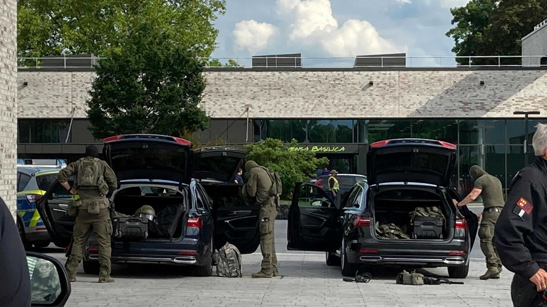 Spezialkräfte der Polizei sind auf dem Gelände der Hochschule Hamm-Lippstadt im Einsatz.