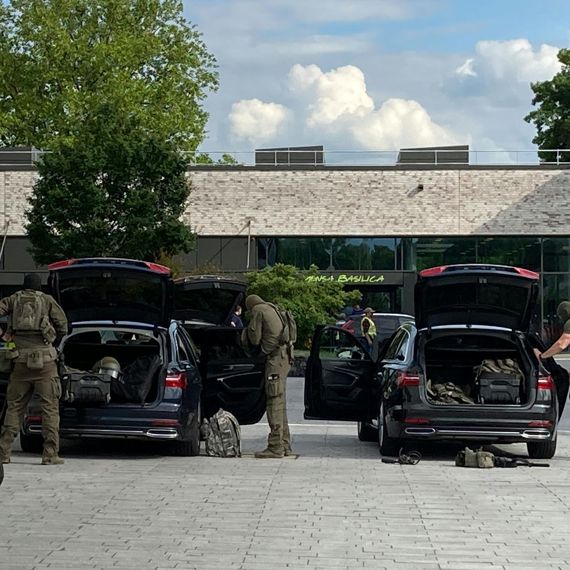 Messer-Amok in Hamm: Mindestens vier Verletzte, Studenten überwältigen den Täter!