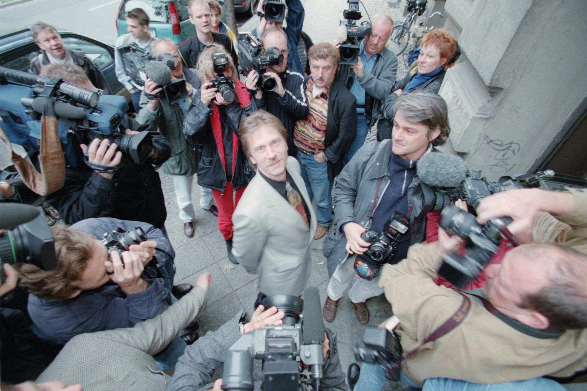 September 1998: Presserummel für Kaufhauserpresser Arno Funke alias Dagobert. Er wird fast überall erkannt.