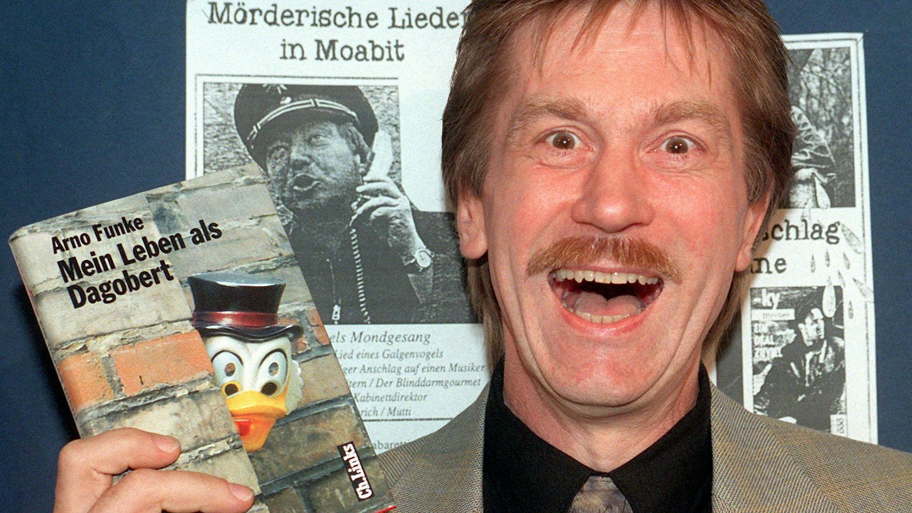Der Kaufhauserpresser Arno Funke alias „Dagobert“ stellt am 30.September 1998 in Berlin sein Buch „Mein Leben als Dagobert“ vor, erschienen im Christoph Links Verlag Berlin.