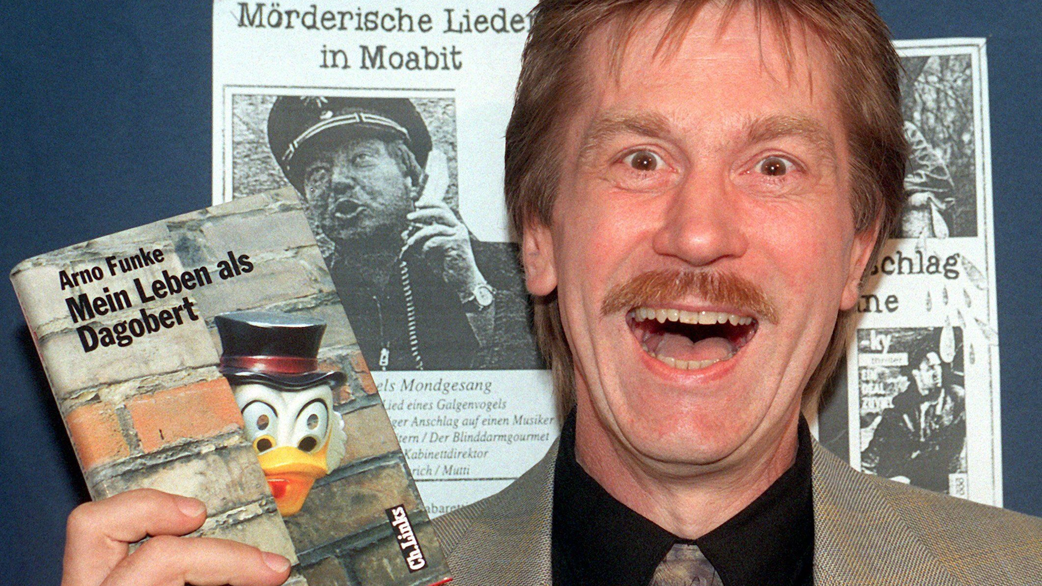 Der Kaufhauserpresser Arno Funke alias „Dagobert“ stellt am 30.September 1998 in Berlin sein Buch „Mein Leben als Dagobert“ vor, erschienen im Christoph Links Verlag Berlin.