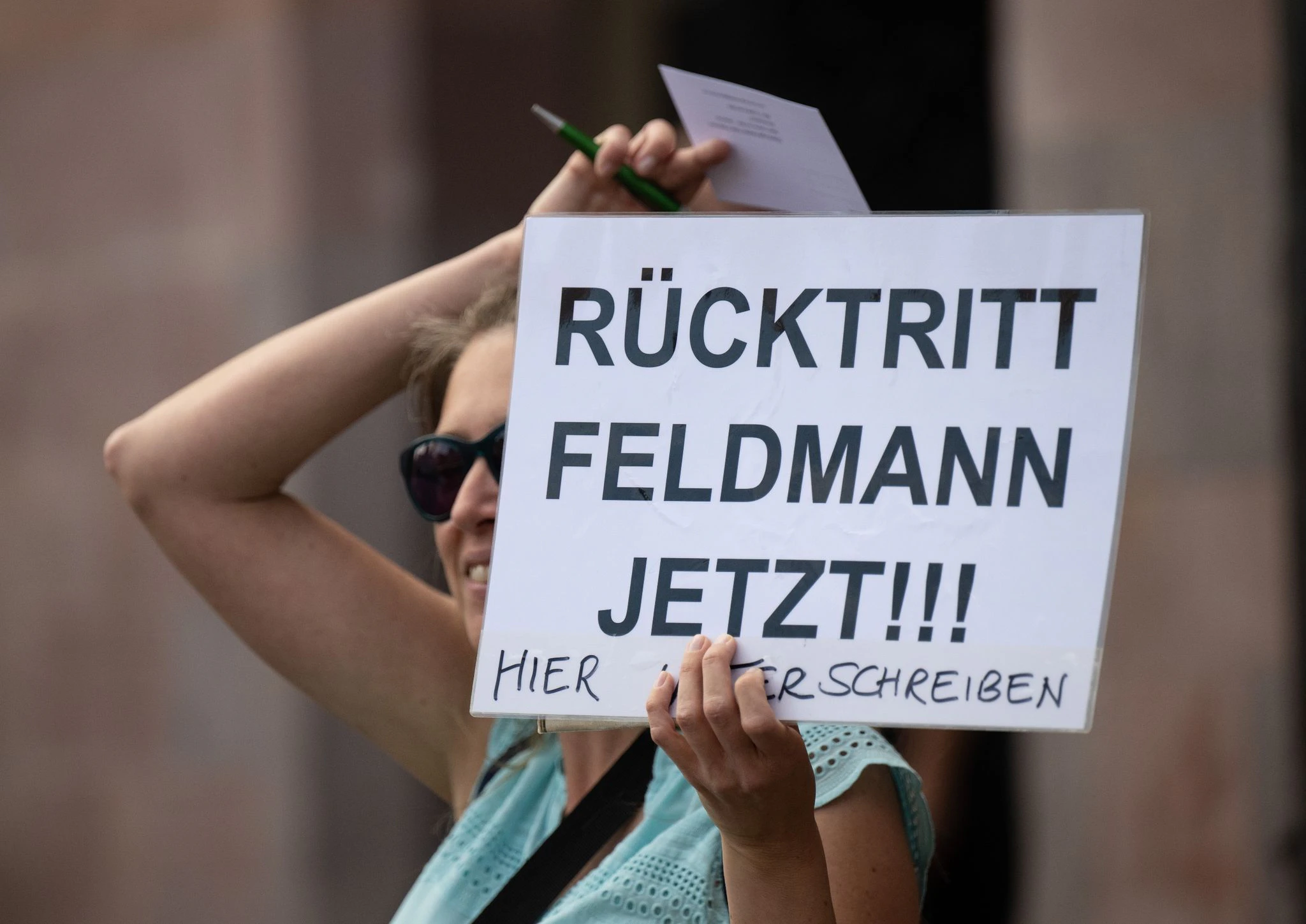 Auf dem Frankfurter Römer fordert eine Frau den Rücktritt von Frankfurts Oberbürgermeister Peter Feldmann, der unter anderem wegen Korruptionsvorwürfen unter Druck steht.  