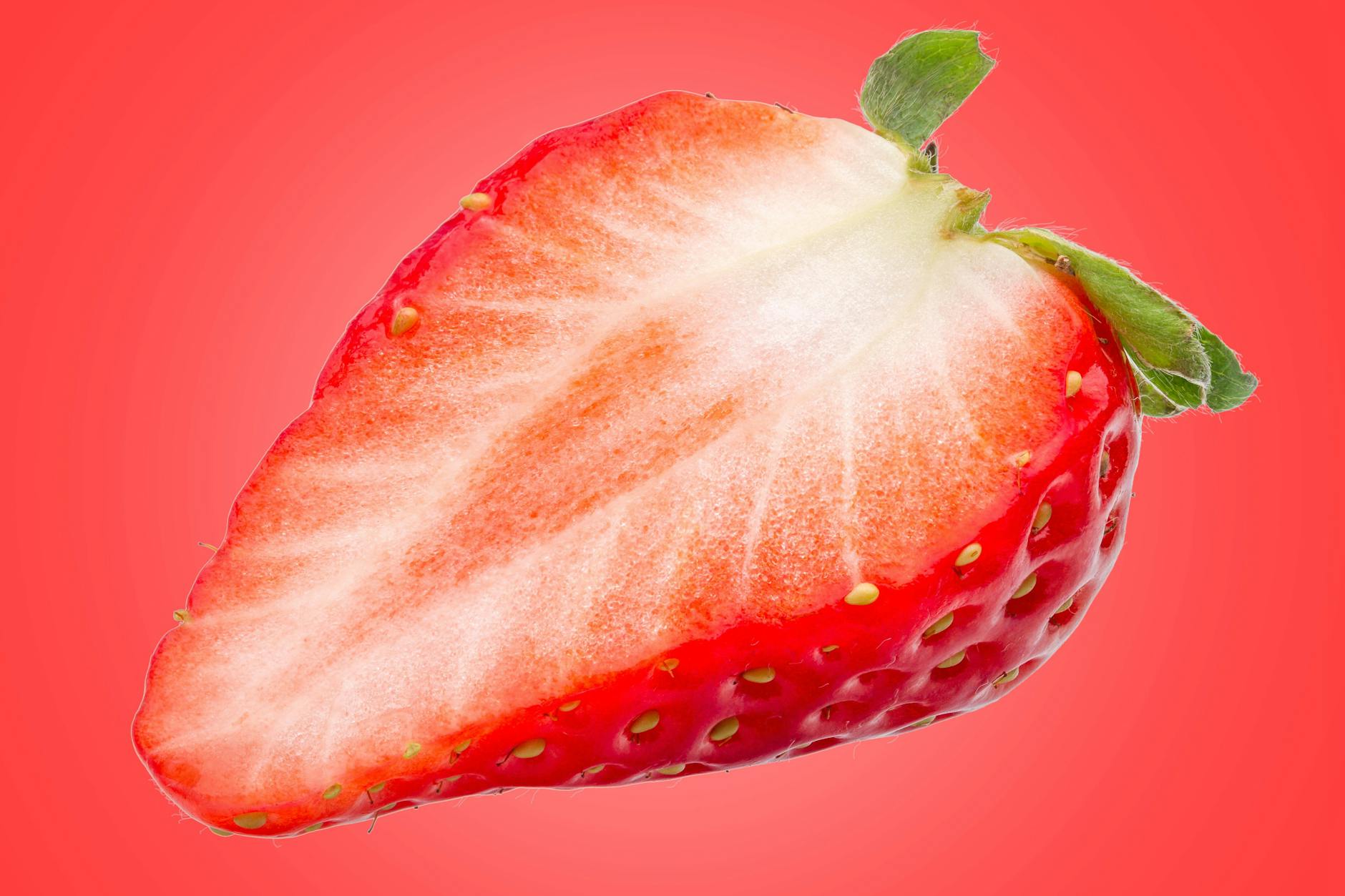 Die Deutschen lieben Erdbeeren. Aber damit es nicht immer der öde Erdbeerkuchen mit Guss wird, haben wir hier zwei Rezepte, die Sie vielleicht so noch nicht kannten.