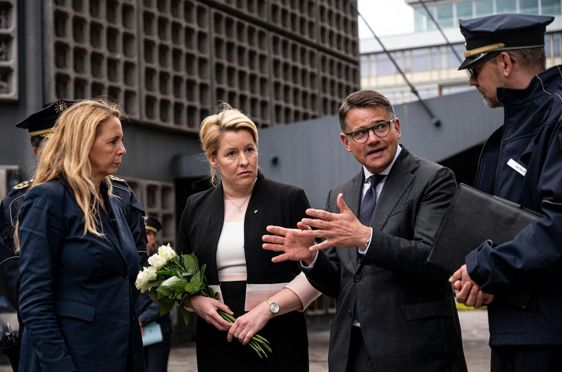 Barbara Slowik Polizeipräsidentin, Polizei Berlin (l-r), Franziska Giffey (SPD), Regierende Bürgermeisterin von Berlin, und Boris Rhein (CDU), Ministerpräsident von Hessen, besuchen den Ort der Amokfahrt.