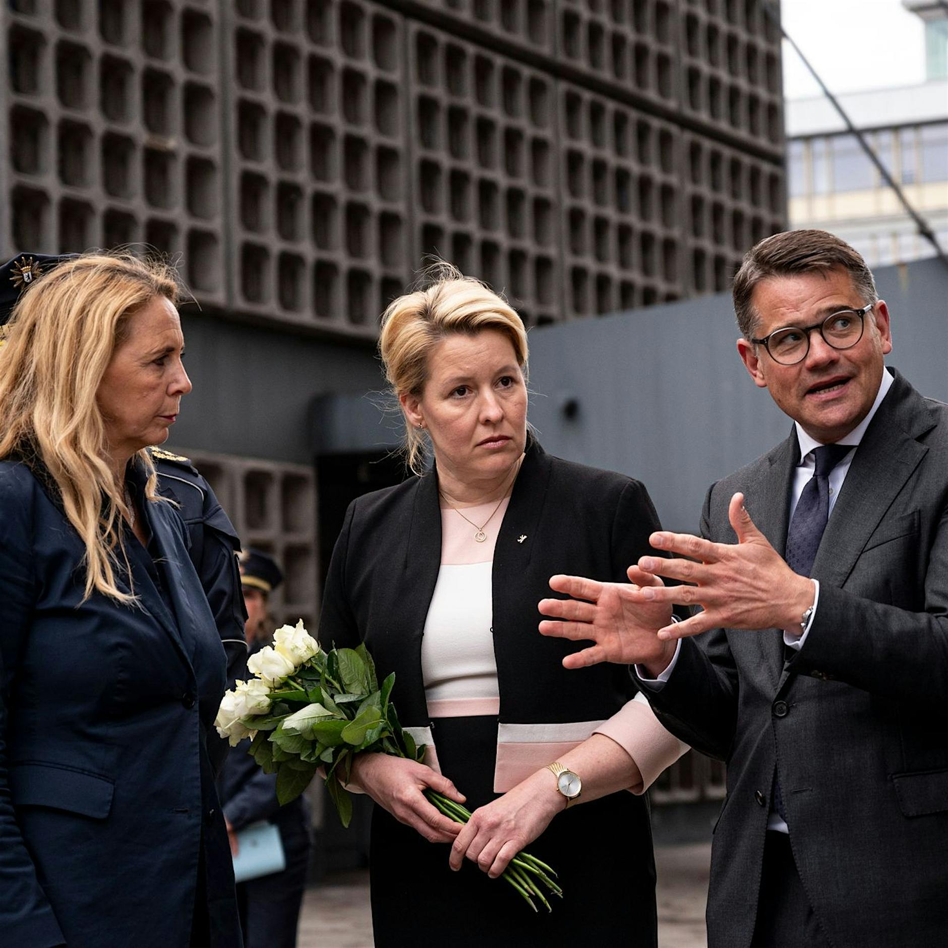 Giffey und Ministerpräsident Rhein legen Blumen nieder