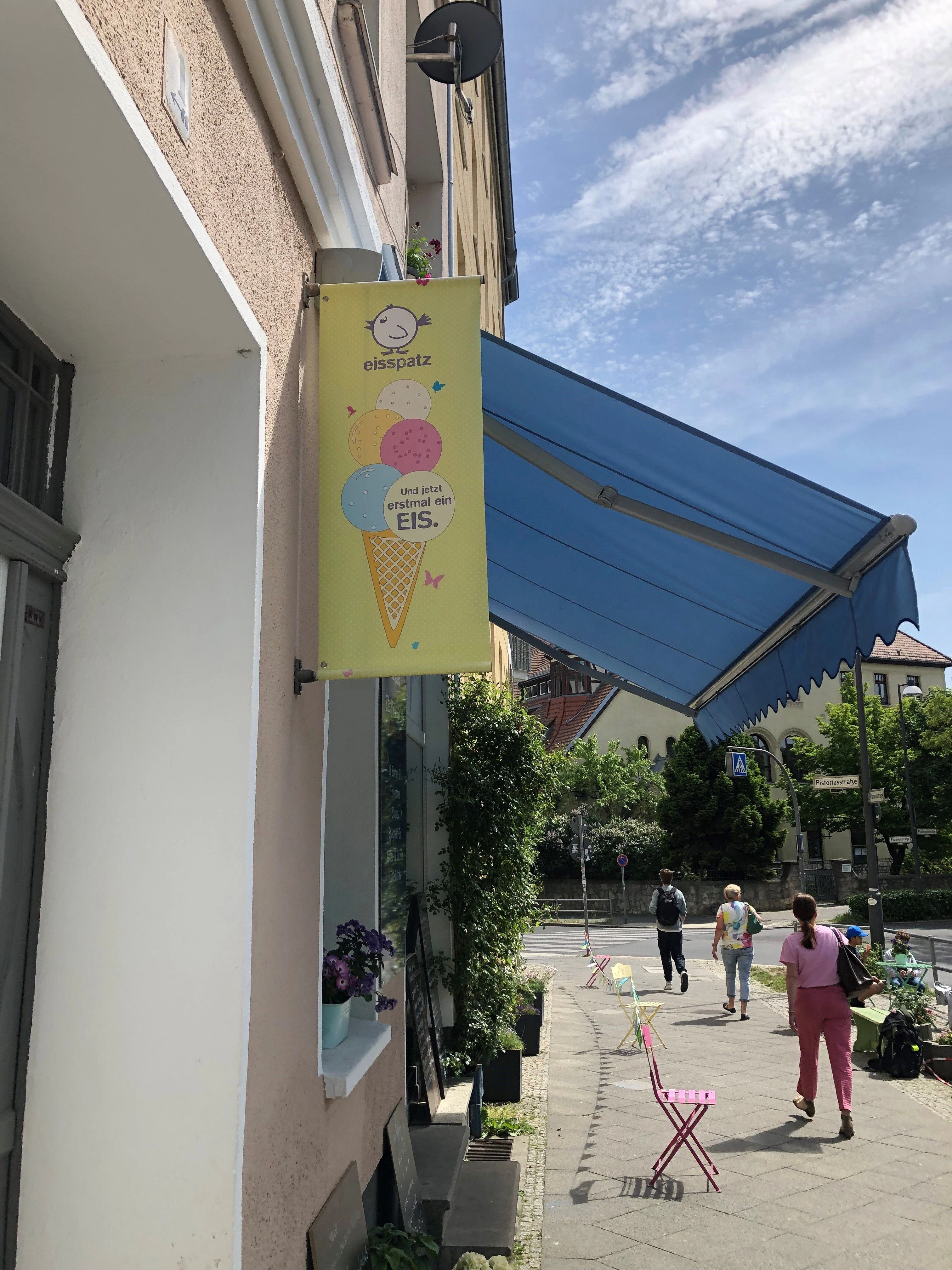 Noch ist es leer, aber am Wochenende und nach Schulschluss am Nachmittag wird die Schlange am Eisspatz in Weißensee immer länger.