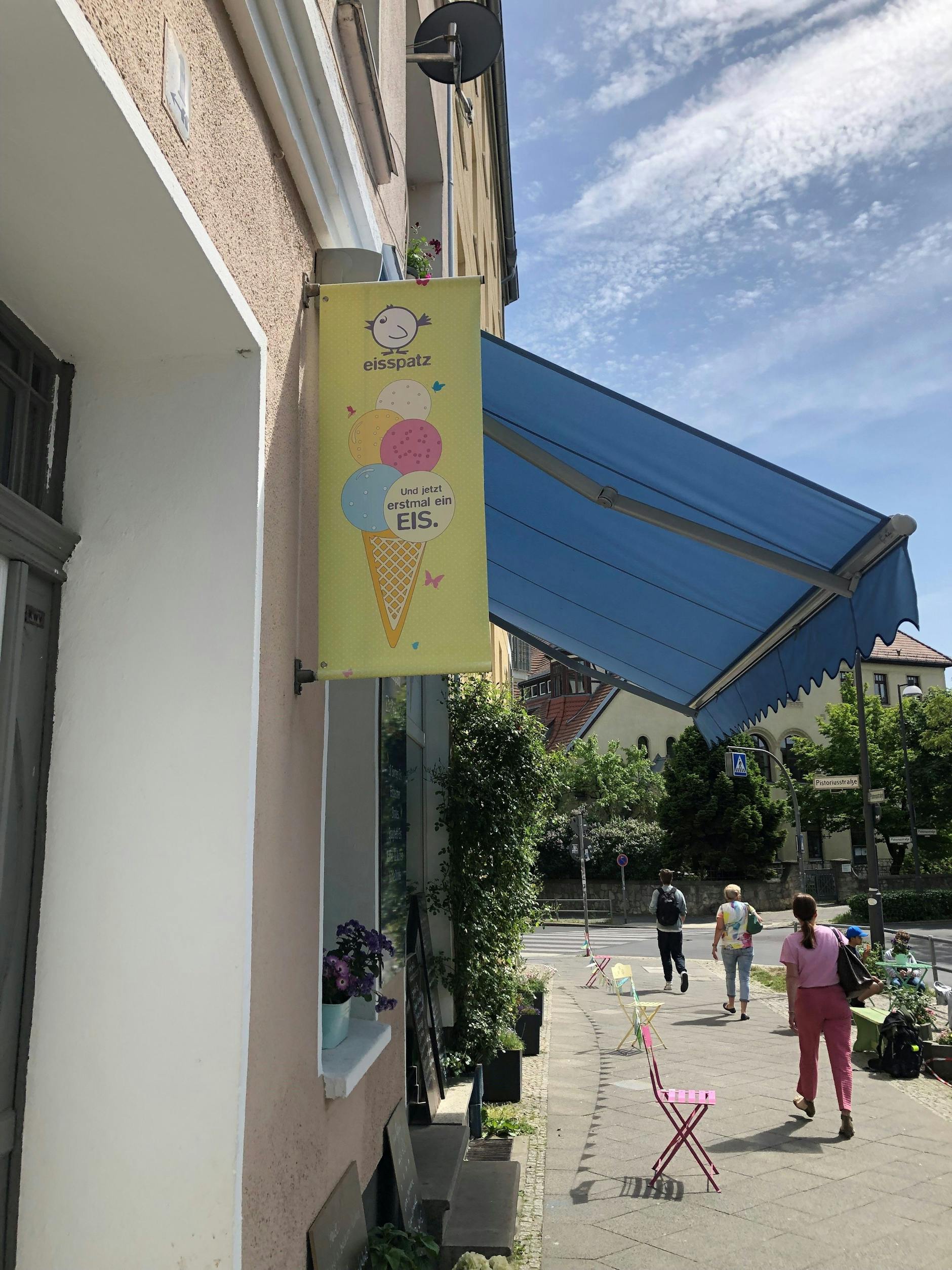 Noch ist es leer, aber am Wochenende und nach Schulschluss am Nachmittag wird die Schlange am Eisspatz in Weißensee immer länger.