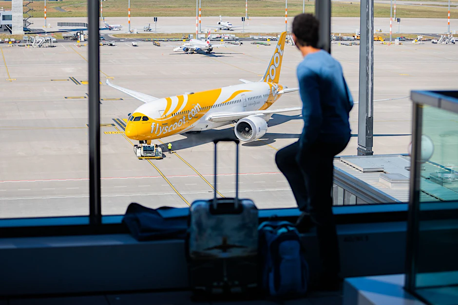 Ein Mann beobachtet ein Flugzeug am Flughafen Berlin Brandenburg (BER).  n