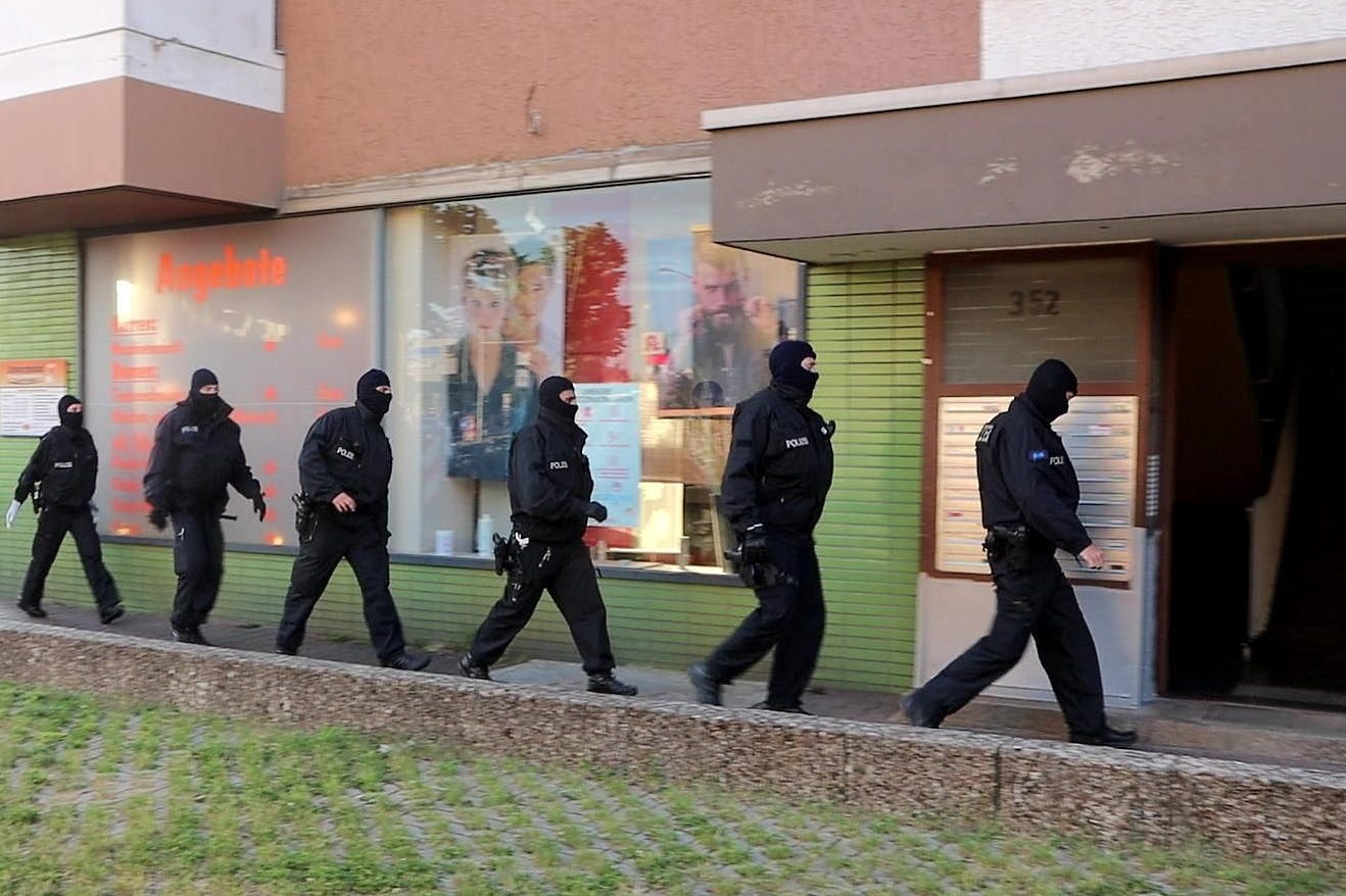 Polizisten betreten in Neukölln ein Haus, wo Drogen lagern.
