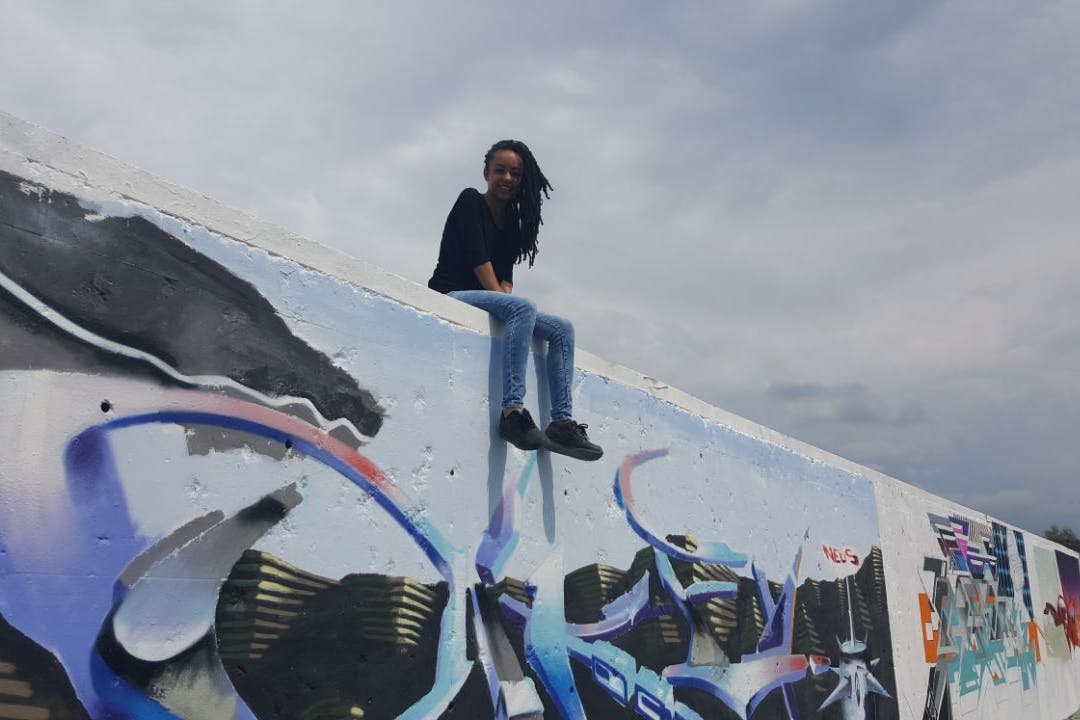 Damals war noch alles gut: Unsere Autorin auf der bemalten Mauer.