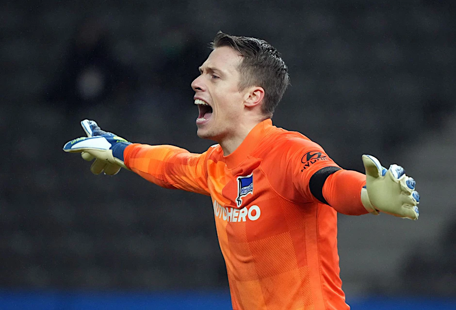 ARCHIV - Medienberichten zufolge ist der FC Schalke 04 an Herthas Torwart Alexander Schwolow interessiert.  a - WICHTIGER HINWEIS: Gemäß den Vorgaben der DFL Deutsche Fußball Liga bzw. des DFB Deutscher Fußball-Bund ist es untersagt, in dem Stadion und/oder vom Spiel angefertigte Fotoaufnahmen in Form von Sequenzbildern und/oder videoähnlichen Fotostrecken zu verwerten bzw. verwerten zu lassen.