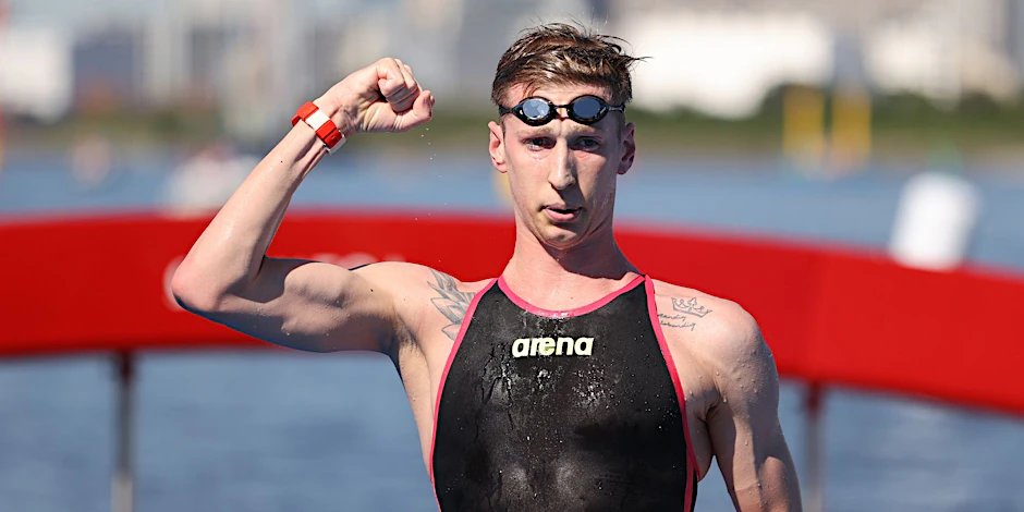 ARCHIV - Schwimmer Florian Wellbrock jubelt bei Olympia in Japan über Gold.  