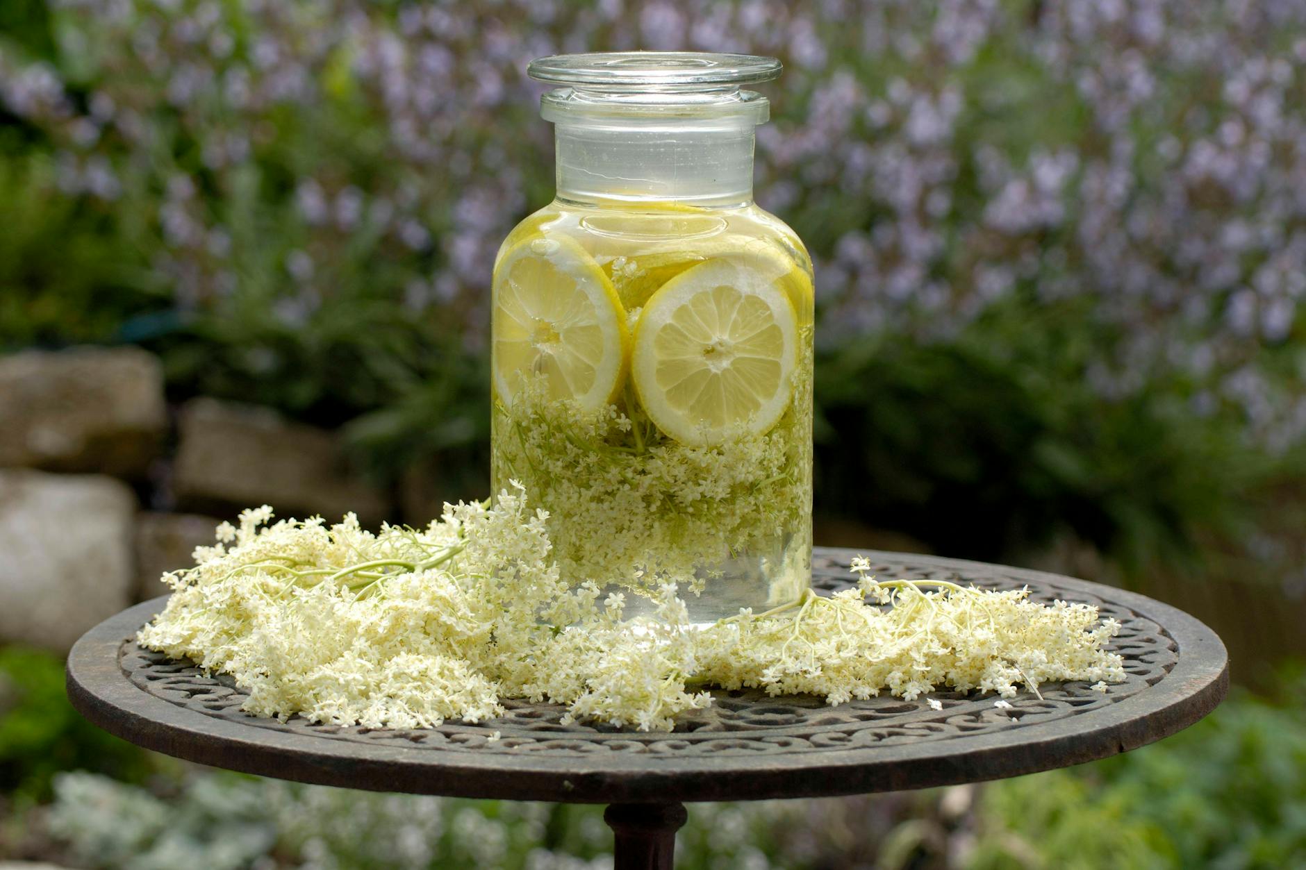 Der Klassiker: Holunder-Sirup macht jede Limonade zum Sommerdrink.