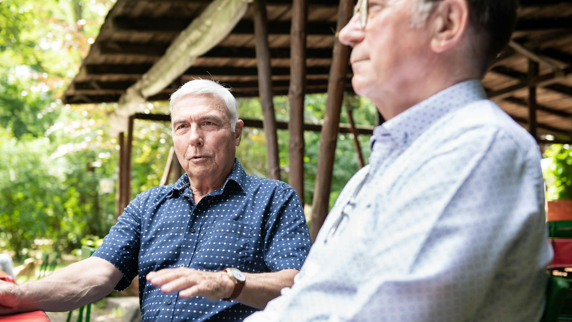 Dagobert ist der einzige Kriminelle, den der einstige SEK-Chef Martin Textor (l.) heute noch trifft. Hier bei unserem Interview im Köpenicker Ausflugslokal.