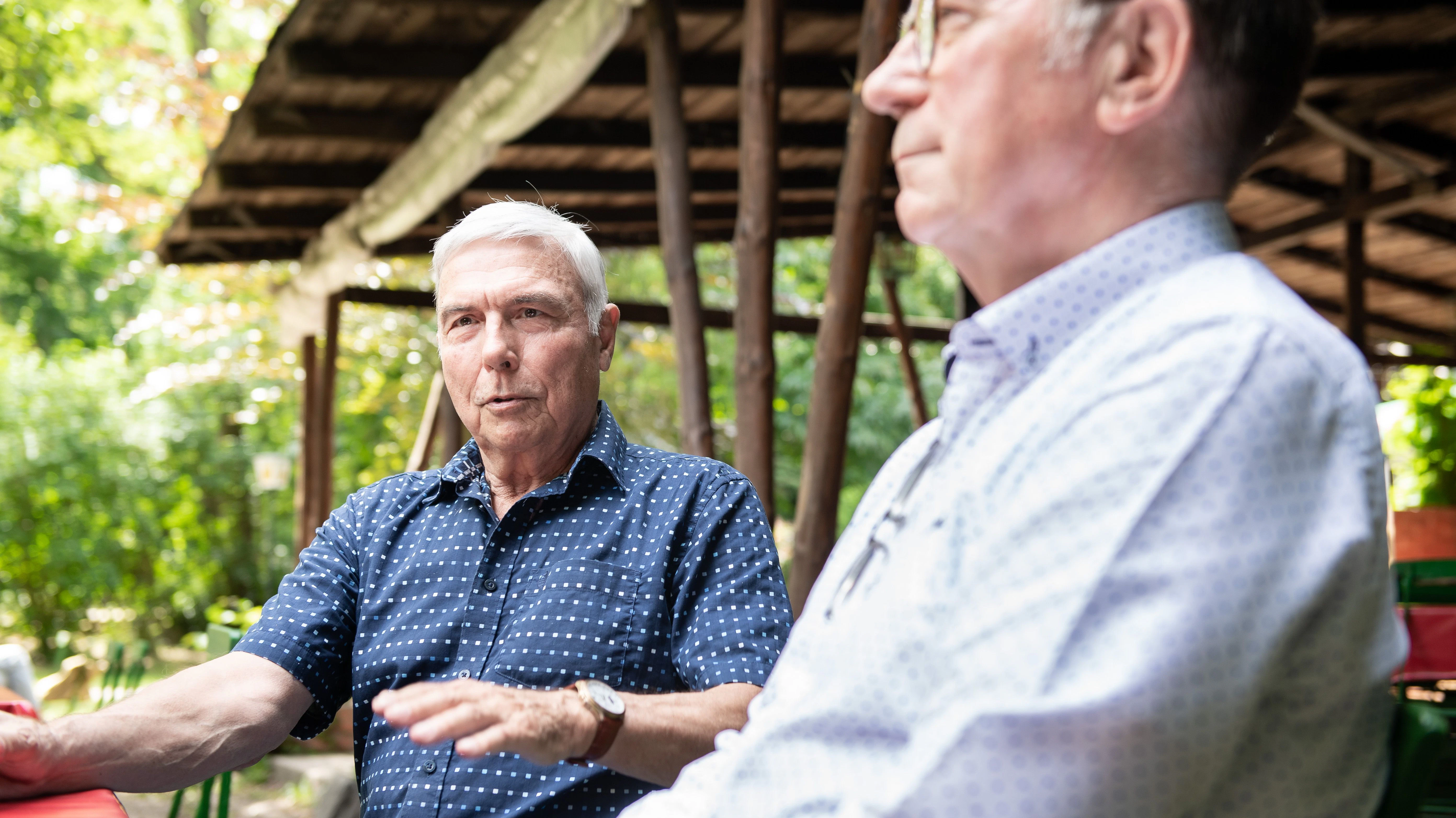Dagobert ist der einzige Kriminelle, den der einstige SEK-Chef Martin Textor (l.) heute noch trifft. Hier bei unserem Interview im Köpenicker Ausflugslokal.