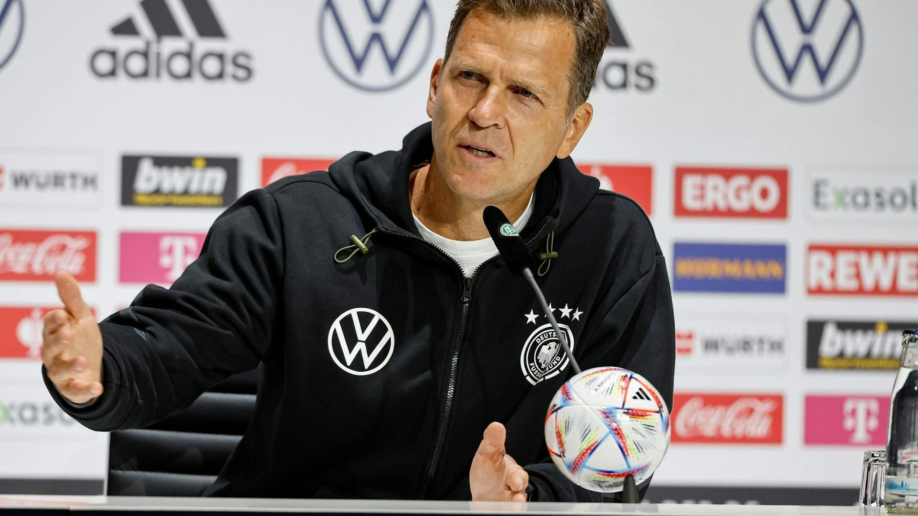 DFB-Direktor Oliver Bierhoff sitzt bei einer Pressekonferenz auf dem Podium.