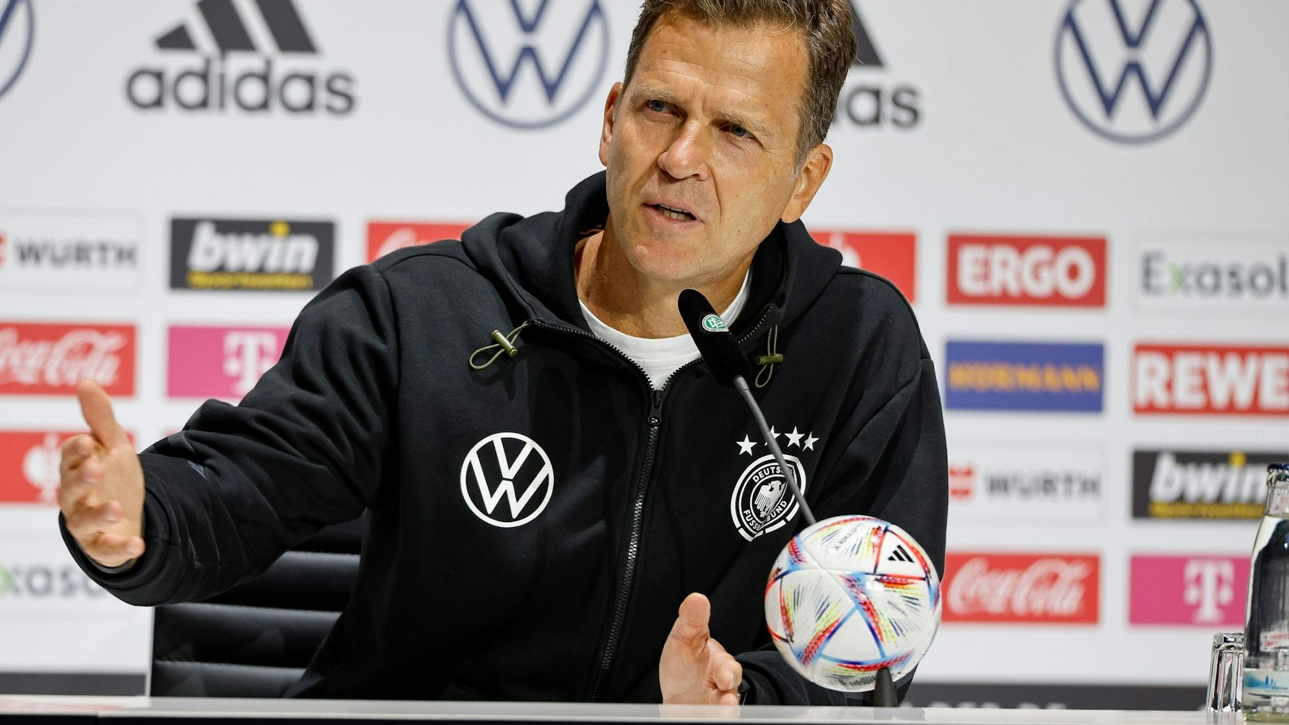 DFB-Direktor Oliver Bierhoff sitzt bei einer Pressekonferenz auf dem Podium.