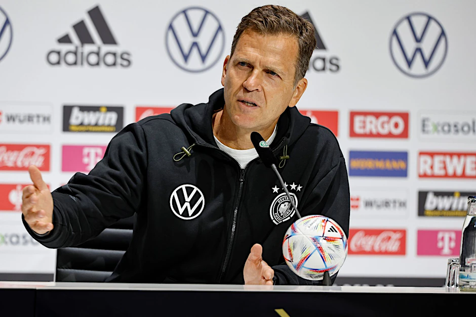 DFB-Direktor Oliver Bierhoff sitzt bei einer Pressekonferenz auf dem Podium.