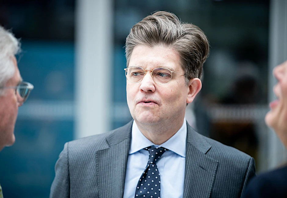 ARCHIV - Eckart von Klaeden, Leiter des Bereichs Außenbeziehungen von Mercedes, sagt das sein Konzern bis 2030 bereit sei, "überall dort vollelektrisch zu werden, wo es die Marktbedingungen zulassen".  
