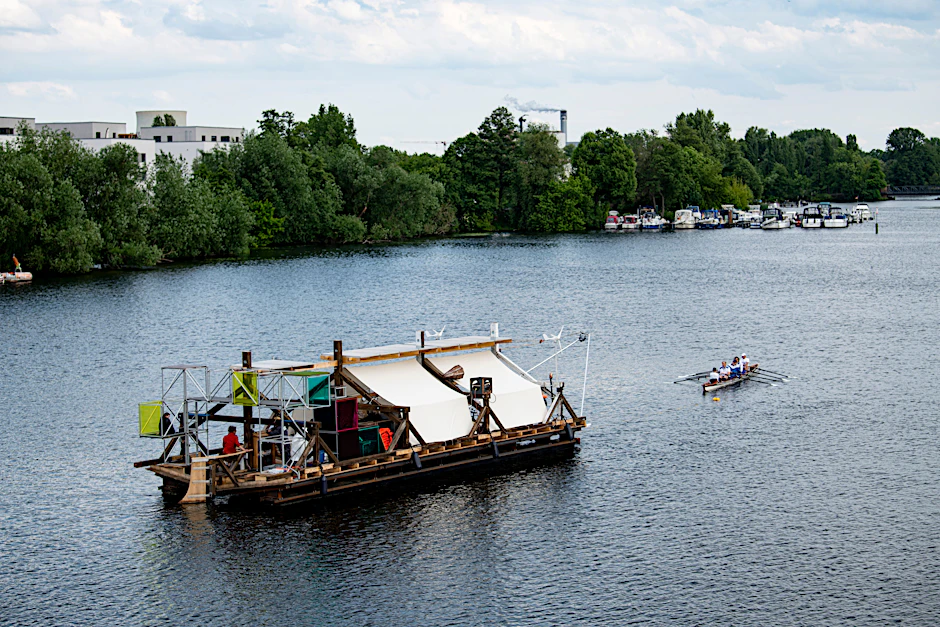 Das Schiff des Documenta-Projekts „citizenship“ auf der Havel in Berlin.