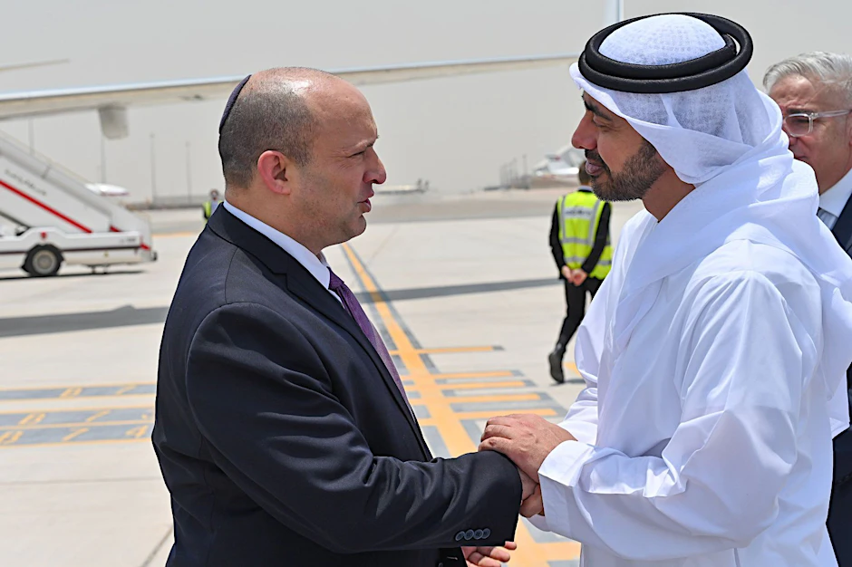 Naftali Bennett (l), Premierminister von Israel, wird von Scheich Abdullah bin Sajid, Außenminister der Vereinigten Arabischen Emirate, zu einem offiziellen Besuch empfangen.  s Wire/dpa