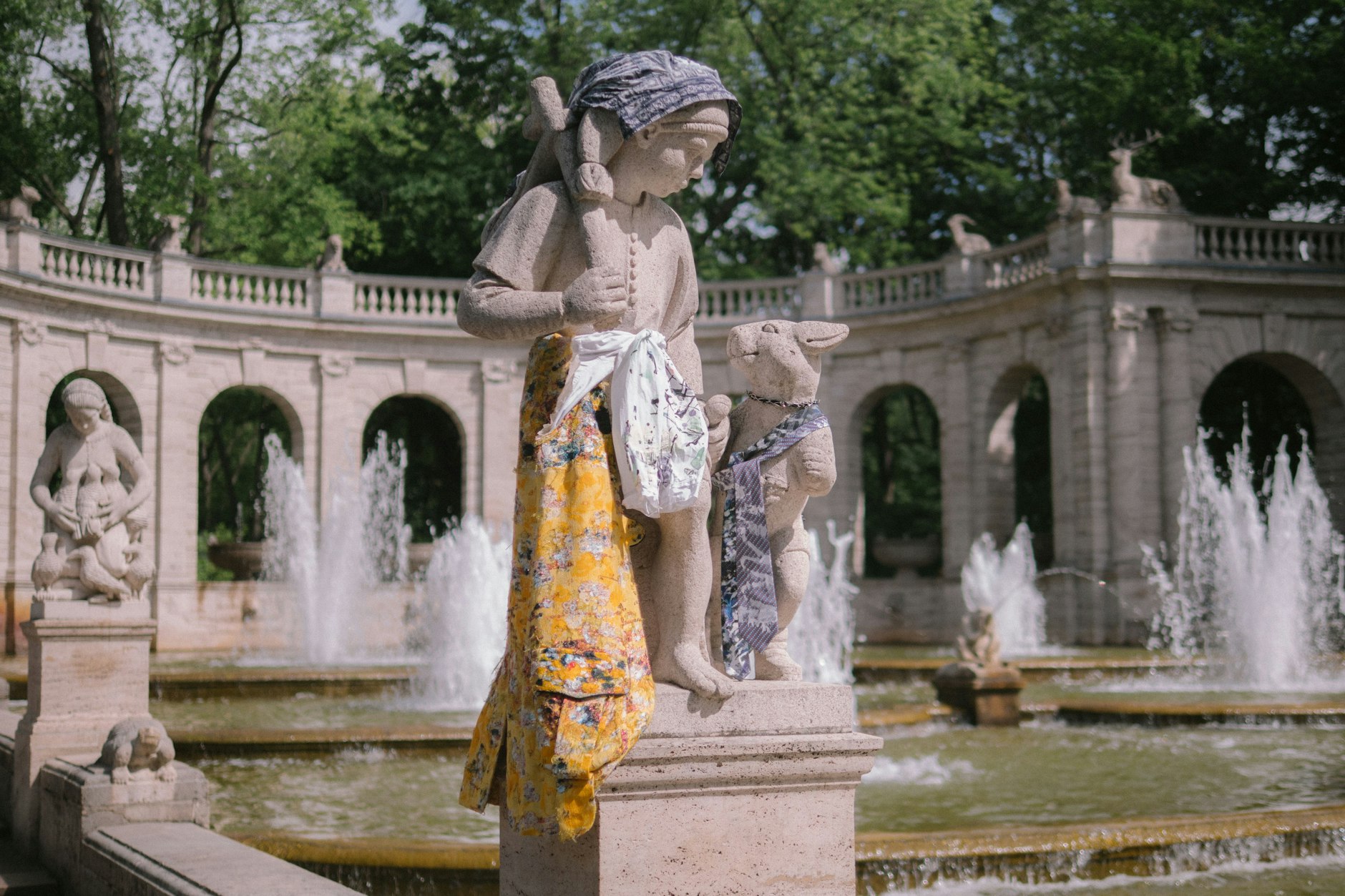 Jeder Entwurf Meyer-Leclères ist ein Unikat; hier eine Weste aus goldgelbem Fil-Coupé, Hemden und Schals, allesamt von Hand mit Ölfarben bemalt.