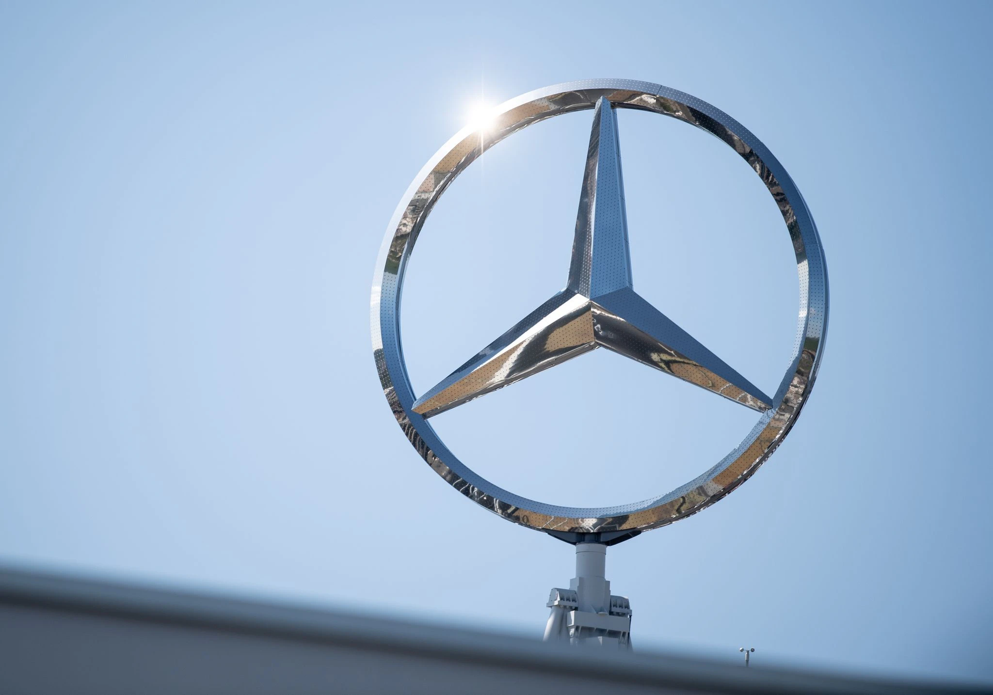 ARCHIV - Mercedes begrüßt die Entscheidung der EU für das Verbrenner-Aus 2035.  