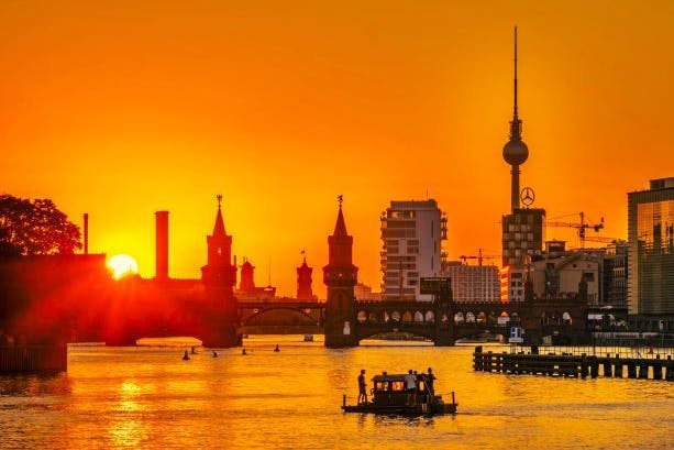 Den Tag in Berlin entspannt bei gemütlicher Feierabend-Stimmung und einer ganz besondere Atmosphäre auf dem Wasser ausklingen lassen ...